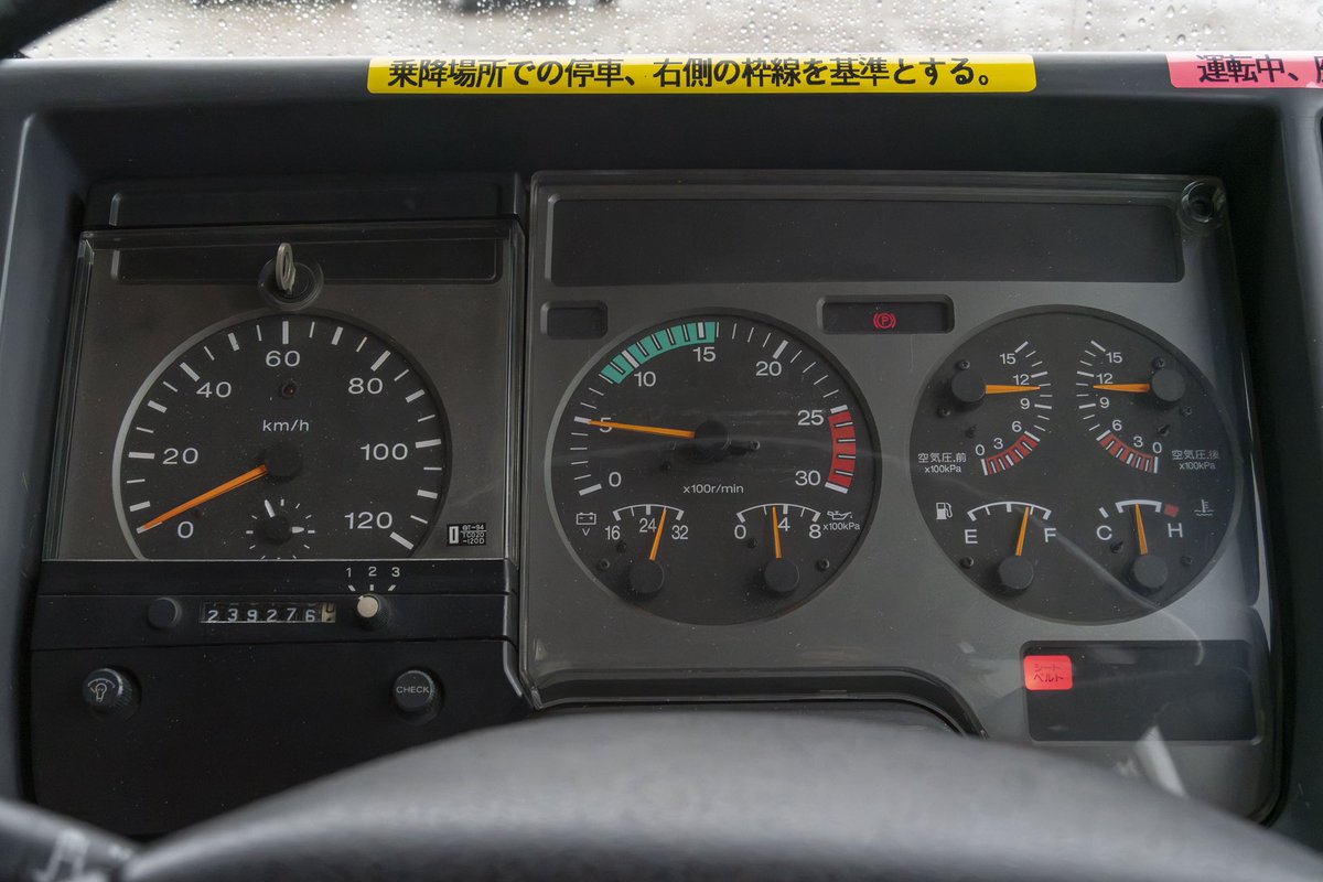 s330m2403's tweet photo. 製造番号00001は初めて見ました。
この世に出た最初のRAということですが、試作車って雰囲気で、床も違う上に、何もないって感じ。今まで見たRAと同じ型式ながら、全く違う車でした。しかもMTからATに載せ替えしたとのことです。 https://t.co/zkpA4ANLHH
