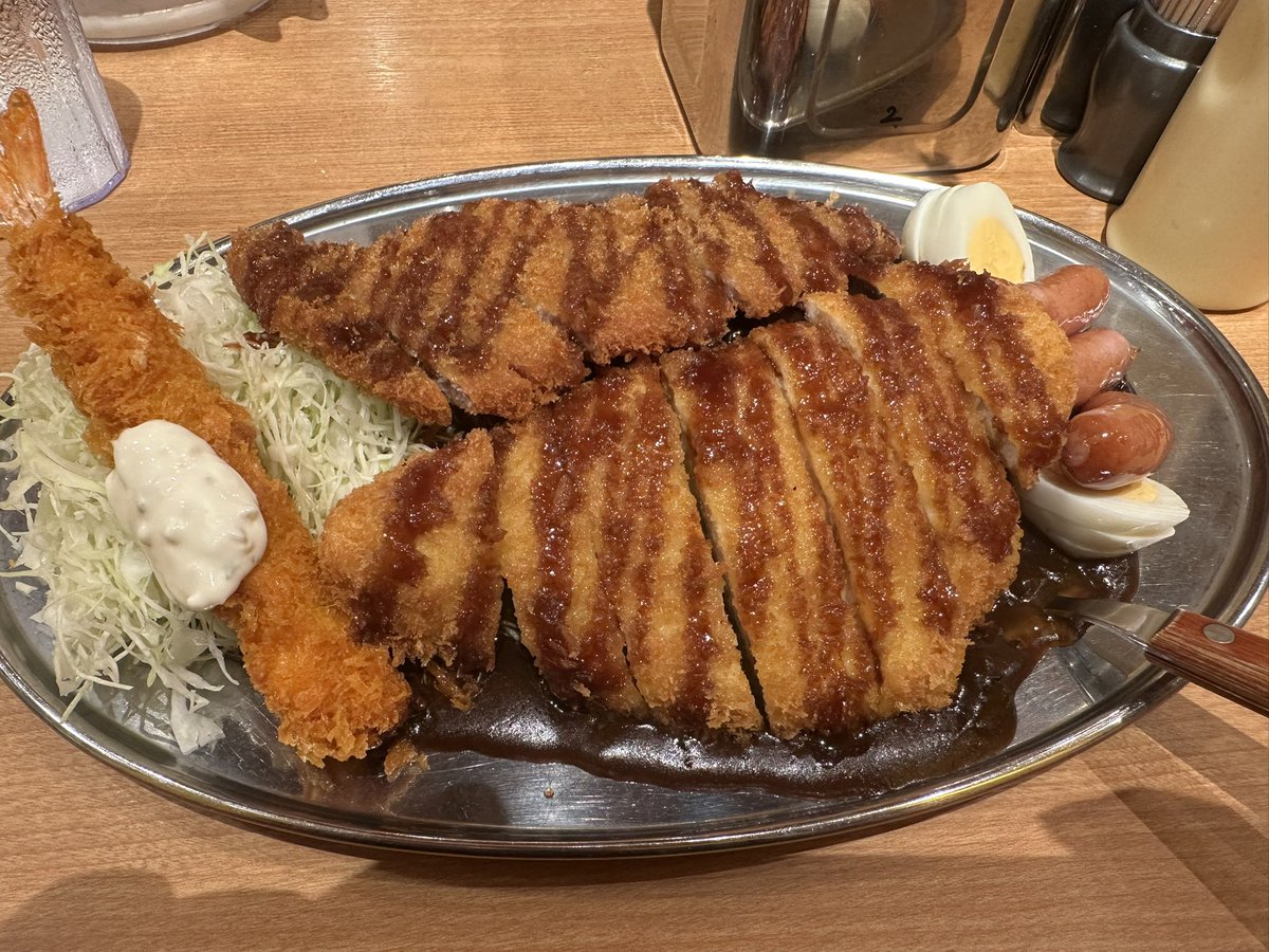 hohoemidebu's tweet photo. ドルフロのゴーゴーカレーコラボが東京のみという怒りに身を任せてカレーと缶販売機に行ってきた https://t.co/h0PVtkbrxr