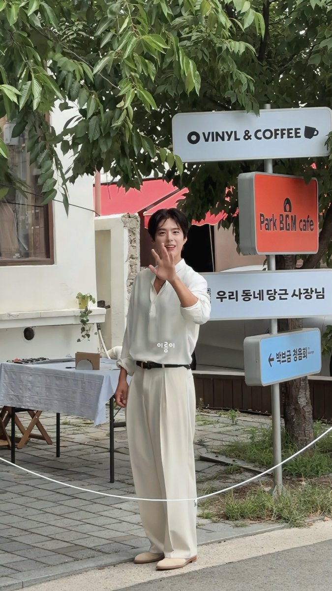gummyblue_'s tweet photo. 여러줄로 있기에 어려운 길이라 넓게 퍼져 있었는데 말 하면서도 서운한 사람들 없게 몇번씩 꼭꼭 눈마주치면서 인사해주는게 진짜 차카니심 .. https://t.co/T0xqmQANsW