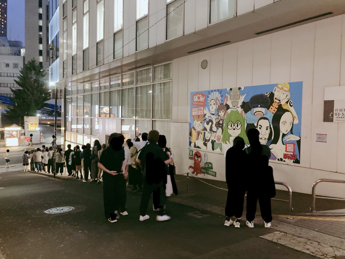 fuugahh's tweet photo. クロロ団長最大手説🫨角曲がって次の絵まで伸びてた🫢測ってみたら私の85歩分。平均2人ずつで列。100〜150人ぐらいかな。1人10秒で入れ替わるとして20分ぐらいで先頭に行けそう⏳…と理数系の人にぶっとばされそうな適当極まりない算数をしました https://t.co/R1TwnSjgwM