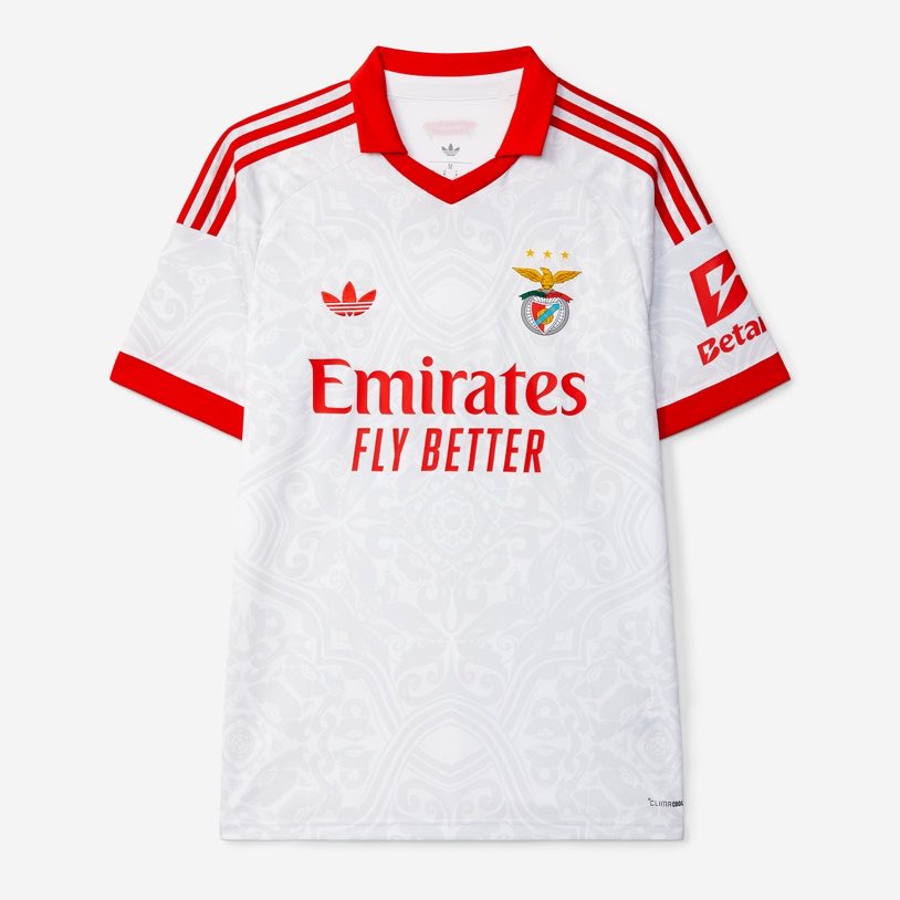 rcostadoazeite's tweet photo. Não consigo perceber o porquê da diferença entre as fotos da promoção e as do site, comparadas com o aspeto da camisola ao vivo.

É que, claramente, a camisola que todos queremos é a da esquerda. A da direita parece uma versão de 15€ feita na Tailândia. https://t.co/qR0T7tNqMv