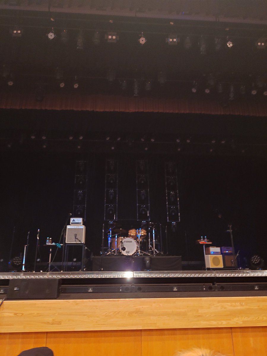 hitoshioshio's tweet photo. レミオロメン、久々のライブ最高でした！
前から2列目＆目の前という最高の席だったので、周りの目を気にせずはしゃいでました🤣
でも、それだけ待ってたんだよ！と伝えられたかと。
変わらずの皆川さんのキーボードってのもアツかった！！ https://t.co/QZSSWJkvMK
