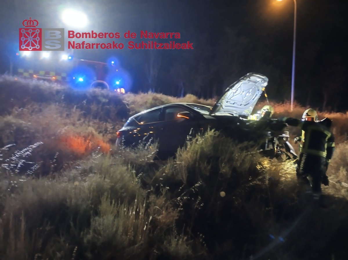 bomberos_na's tweet photo. Intervenimos la madrugada del #domingo en la NA-660 (#Villafranca) tras una salida de vía
Una persona trasladada al Hospital de #Tudela
#ParquePeralta
@salud_na
#SVB
@policiaforal_na https://t.co/nStNKiyJPU