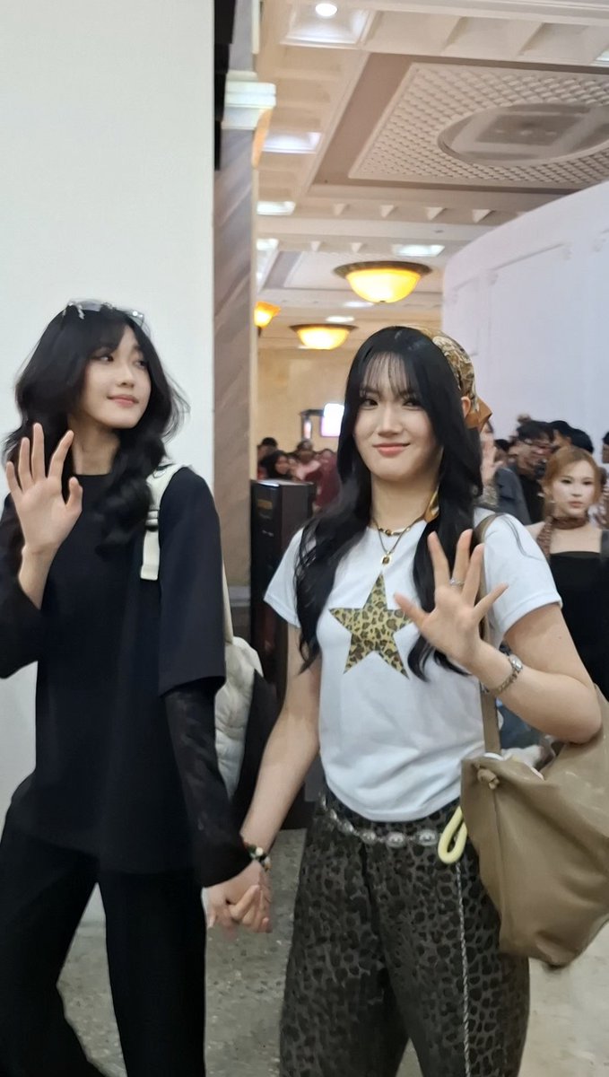 rapiiip1707's tweet photo. senyum roblox dan senyum? senyum apa itu del 

@M_OlineJKT48 @Delynn_JKT48 https://t.co/u9ap3JATAK