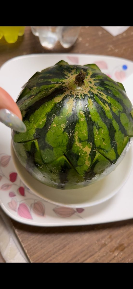 noriii_maaa's tweet photo. ぱっかーーーーん🍉

フルーツポンチ食べたいとのリクエストにより
スイカ皿にしてアップグレードで提供🤭

みんなはフルーツポンチの中身何？🤔
今回は白玉🍎🍉🍌でお届けしました😌笑 https://t.co/WV47Kqx0Wv