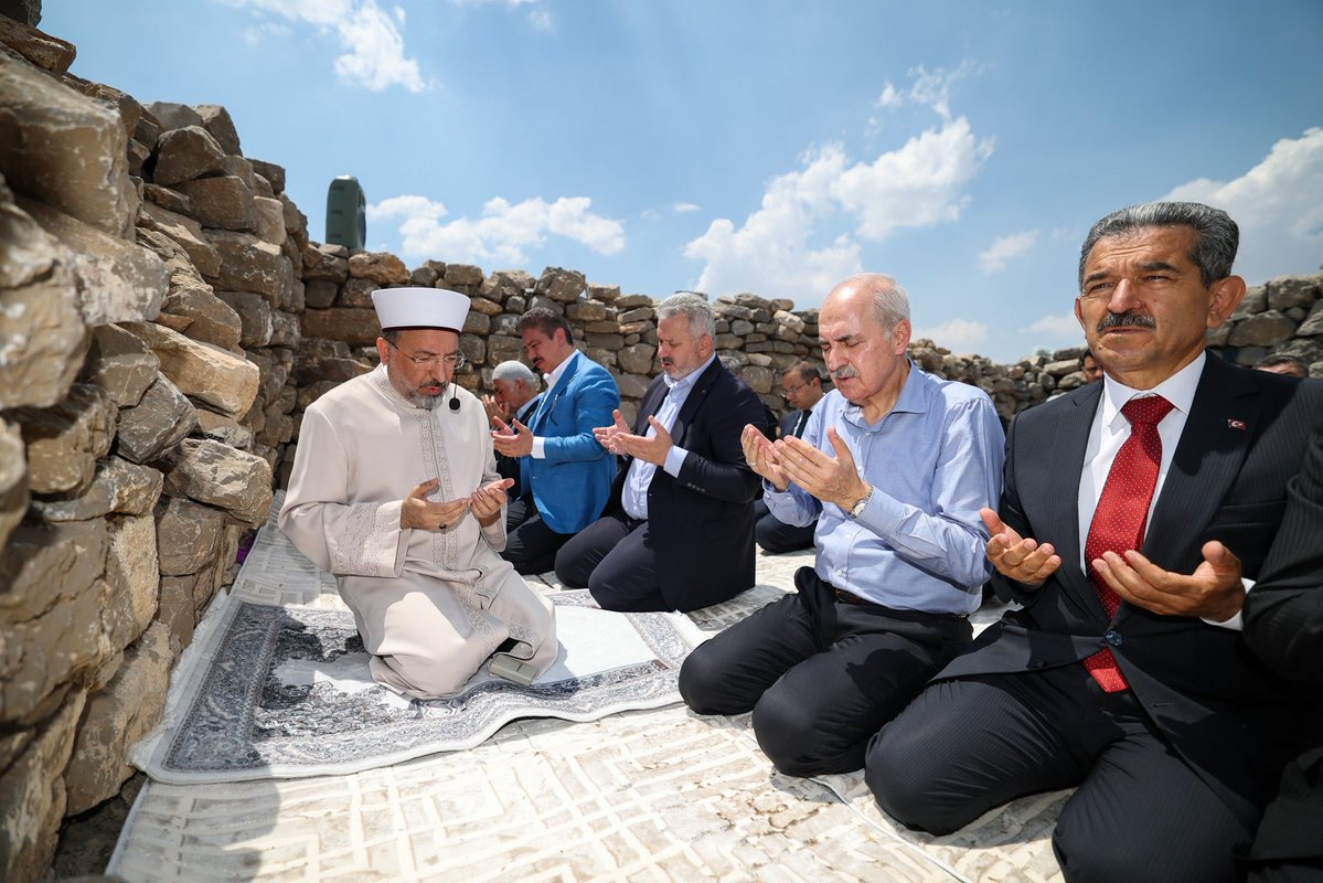 TBMMresmi's tweet photo. Türkiye Büyük Millet Meclisi Başkanımız @NumanKurtulmus, Şırnak’ta düzenlenen Hz. Nuh’u Anma Merasimi kapsamında Cudi Dağı’ndaki tarihi Sefine Mevkii’nde öğle namazını vatandaşlarla birlikte kıldı.

TBMM Başkanımız Kurtulmuş, yapımı devam eden Sefine Hz. Nuh Nebi Camii inşaatını ziyaret ederek yürütülen çalışmalar hakkında bilgi aldı, cami inşaatına tuğla koydu.