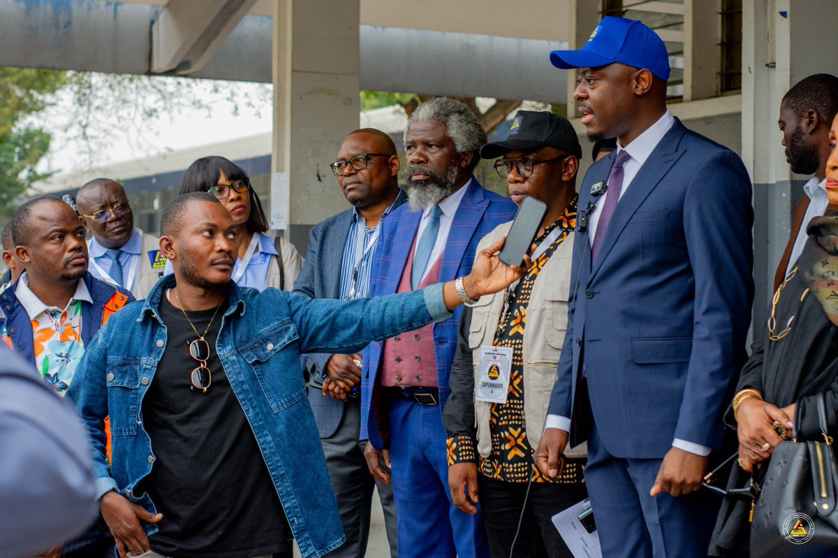 LwambaTeddy's tweet photo. Après près de 15 ans, la SNEL SA relance son recrutement à travers toute la République démocratique du Congo.

J’ai eu l’honneur de donner, ce dimanche, le coup d’envoi des épreuves à Kinshasa, aux côtés des membres du Comité de gestion, tout en encourageant les candidats à faire preuve de mérite, de discipline et de concentration.

Ce recrutement, ouvert à plusieurs profils, notamment des ingénieurs et des économistes, marque le retour d’une politique fondée sur la compétence et la méritocratie.

Nous investissons dans les femmes et les hommes qui construiront l’avenir de la SNEL SA et contribueront à renforcer durablement le service public de l’électricité au bénéfice de notre pays.

#SNEL #RDC #Recrutement #Méritocratie #Électricité @Presidence_RDC @PrimatureRDC @SuminwaJudith @molendosakombi @ted_lwamba @Min_Resshyd_rdc @portefeuille_cd