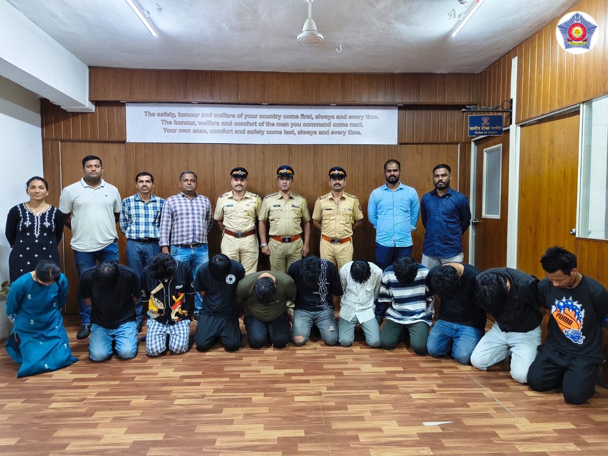 MumbaiPolice's tweet photo. 🔸Fraudulent call center busted; 11 accused detained! 

Acting on a complaint of a fake job scam registered at @MankhurdPS where the complainant was cheated of ₹2,58,000, a special team uncovered a fraudulent call center operating from Dehradun, Uttarakhand.

Following the lead, the team reached Dehradun and detained 11 accused. The operation also led to the seizure of 9 laptops, 13 mobile phones, and other equipment used in the scam.

🔸खोट्या नोकरीचे आमिष दाखवून फसवणूक करणाऱ्या बनावट कॉल सेंटरचा पर्दापाश: ११ आरोपी ताब्यात

.@MankhurdPS येथे अज्ञात इसमाविरोधात खोट्या नोकरीचे आमिष दाखवून ₹ २,५८,००० किंमतीची फसवणूक केल्याचा गुन्हा नोंदवण्यात आला होता.

नमूद गुन्ह्याच्या तपासादरम्यान आरोपीचे साथीदार डेहराडून, उत्तराखंड येथून रॅकेट चालवत असल्याचे स्पष्ट झाले. सदर माहिती प्राप्त होताच मानखुर्द पोलिसांच्या विशेष पथकाने डेहराडून येथे धाव घेतली. 

या पार्श्वभूमीवर एकूण ११ आरोपींना ताब्यात घेतले तसेच त्यांच्यासह ९ लॅपटॉप, १३ मोबाईल फोन तसेच फसवणुकीसाठी वापरण्यात येणारा बनावट कॉल सेंटरचा सेटअप जप्त करण्यात आला.

#MumbaiPolice4All