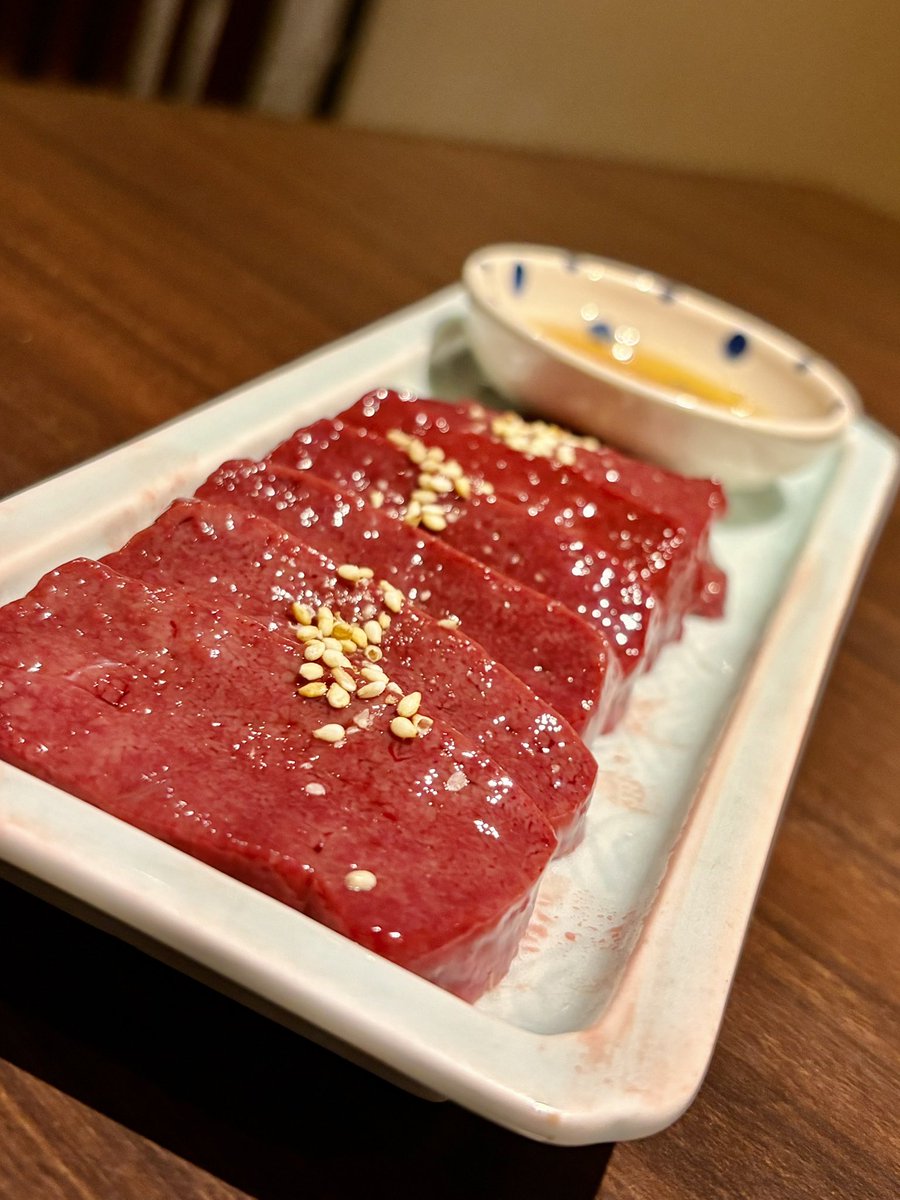 pussypigret's tweet photo. 梅雨明けまであとひと息⁈☔︎

夏が近づくと食べたくなる
ナマ肉の誘惑である🐄❤︎

　#meatlover   #summer2026 https://t.co/MEXPjMJUY4