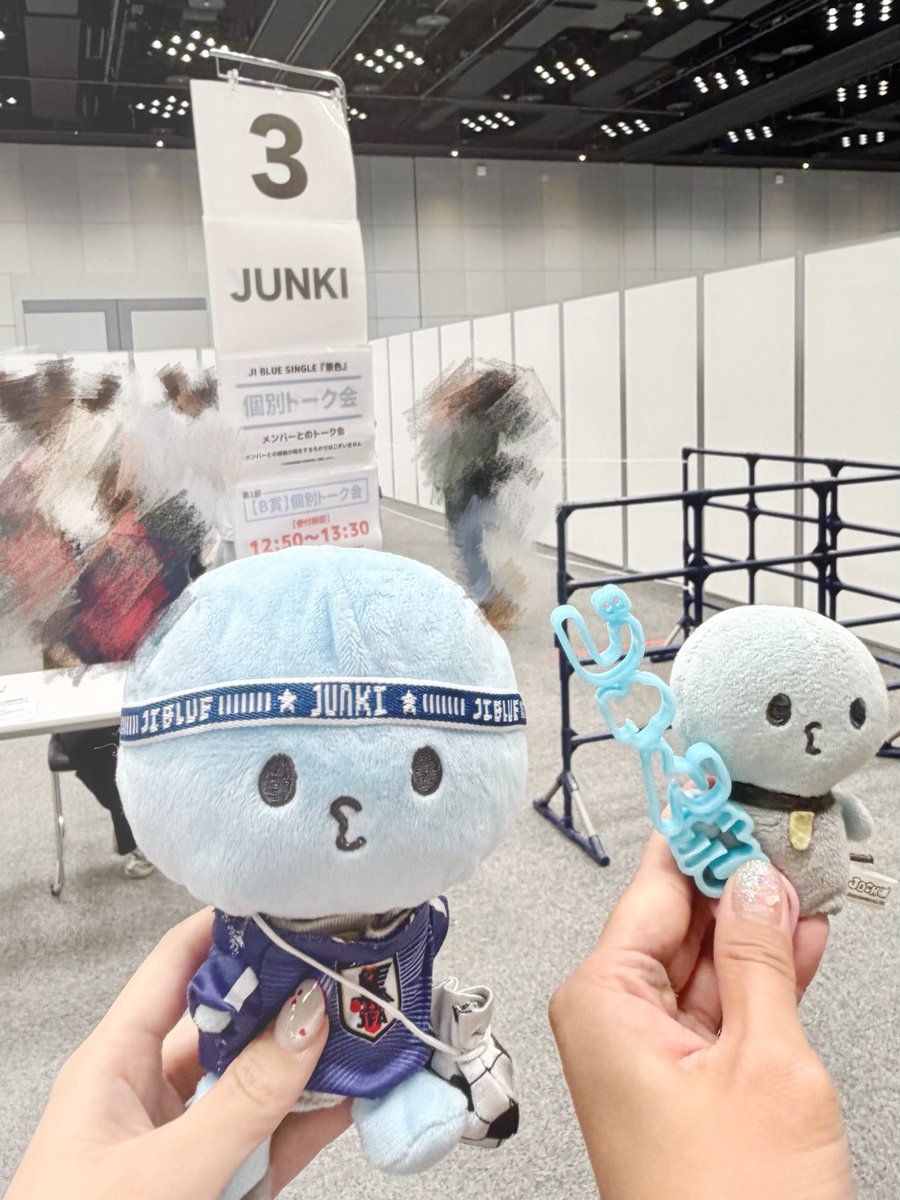 junkitobambi's tweet photo. 毎度のことばたばたで今日もとんぼ返りだったけど、いつもいっぱい元気をくれる純喜と友達に感謝でいっぱい🥹🩵
ユニホームモチーフのネイルもできてよかった⚽️ https://t.co/n4Nk5Kx8oT