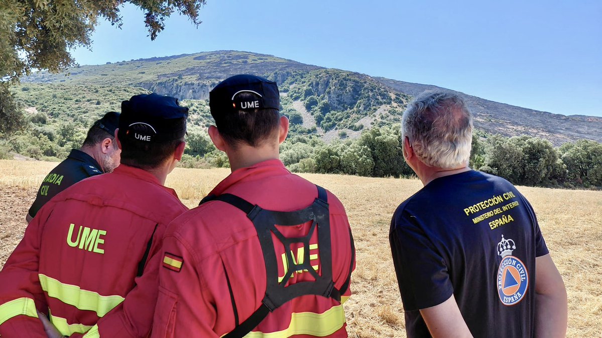 DelGobEnAragon's tweet photo. 🔥El subdelegado del Gobierno en Huesca ha seguido la evolución del #IFLoporzano desde el PMA.

➡️ Los efectivos se centran en refrescar y asegurar el perímetro para evitar reactivaciones.

🚁 En el operativo, medios de @mitecogob, @UMEgob y @guardiacivil. Gracias a todos. https://t.co/Uk1Oe3uRg8