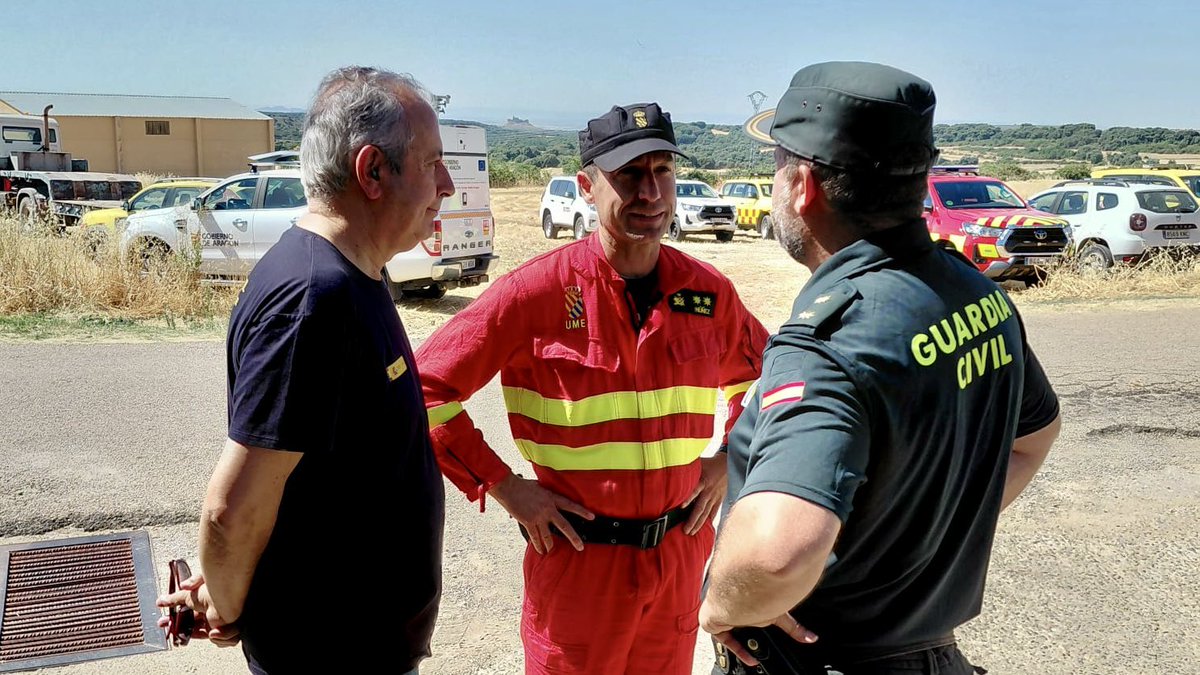 DelGobEnAragon's tweet photo. 🔥El subdelegado del Gobierno en Huesca ha seguido la evolución del #IFLoporzano desde el PMA.

➡️ Los efectivos se centran en refrescar y asegurar el perímetro para evitar reactivaciones.

🚁 En el operativo, medios de @mitecogob, @UMEgob y @guardiacivil. Gracias a todos. https://t.co/Uk1Oe3uRg8