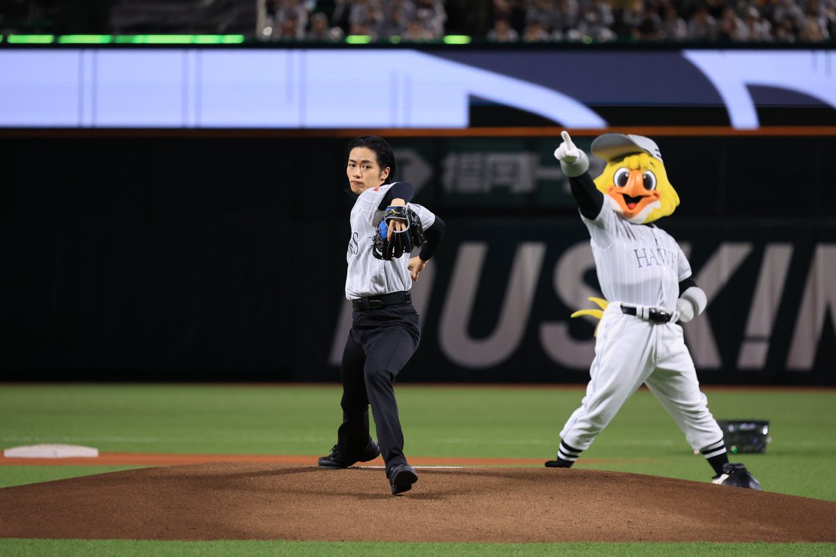 PacificleagueTV's tweet photo. 「THE RAMPAGE」川村壱馬さんがセレモニアルピッチに登板⚾

🗣️「投球した際のグローブは津森（宥紀）投手からいただいたものです。家宝にします！」

⬇️コメントはこちら
https://t.co/JXPAbmN3JB

#sbhawks #パ・リーグインサイト
画像：Ⓒ SoftBank HAWKS https://t.co/d7ZdEiCvnE
