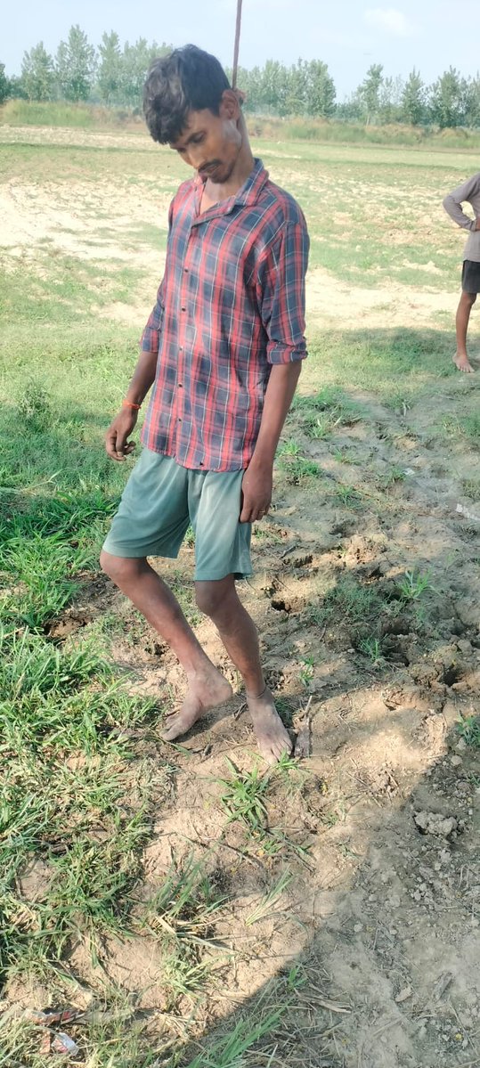 KaranBhimArmy's tweet photo. महोदय @hardoipolice चार घंटे से यह शव ग्राम जनसरी में लटका हुआ थाना टड़ियावां को सूचना दी गई किंतु अभी तक कोई पुलिसकर्मी नहीं पहुंचा है जो कि बहुत निंदनीय है @dgpup @Uppolice https://t.co/CaHcq6BoNn