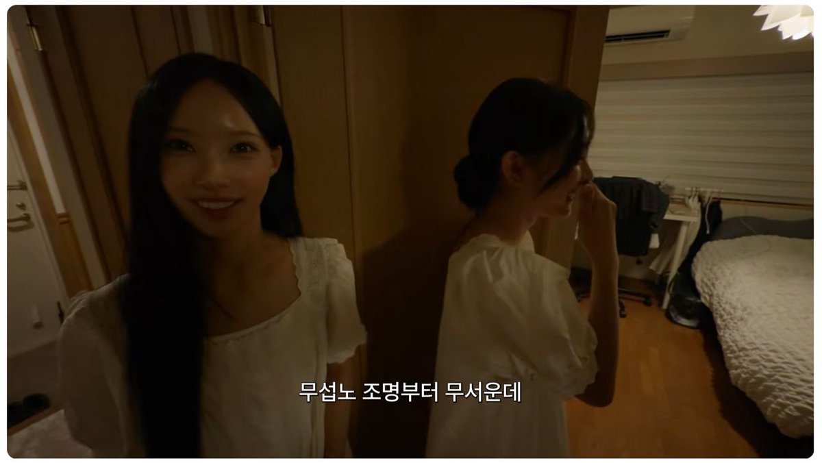sonsarang3814's tweet photo. ■리센느 일베몰이 세력이 역겨운 이유

"무섭노." 

조명이 어둡다고 무섭다는 말 한마디에, 리센느의 원이는 순식간에 일베 사용자로 몰렸다. 원이가 스물두 해를 살아온 거제의 말투가, 누군가의 SNS 한 줄에 의해 혐오의 증거로 둔갑하는 데는 채 하루도 걸리지 않았다.

발단은 MBC경남 소속으로 다큐멘터리 '어른 김장하'를 연출한 김현지 PD였다. 그는 원이가 유튜브에서 미나미의 일본 집을 찾아가 "무섭노"라고 답한 장면을 두고, 이 어미가 노무현 전 대통령을 조롱하는 밈에서 파생됐으니 그 계보를 아는 화자라면 사용을 멈추는 게 '태도의 문제'라고 지적했다. 언뜻 정교해 보이지만, 이 논리는 뜯어보면 허탈할 정도로 헐겁다.

동남방언에서 '노'는 일베라는 것이 존재하기 훨씬 전부터 의문형과 감탄형을 넘나들며 써온 종결어미. 안태형 동아대 교수는 이미 방송에서 '와 이리 졸리노' 같은 예시로 이 어미의 감탄 용법을 설명한 바 있고, 심지어 조국 전 대표조차 일베식 '노'와 영남 사투리의 '노'는 어법상 명백히 구분된다고 선을 그었다. 뿌리가 다른 말을 뿌리가 같다고 우겨야만 성립하는 비판이라면, 그건 비판이 아니라 자의적 재단이다.

더 큰 문제는 그다음이다. 반박이 쏟아지자 김 PD는 "모든 사용자를 일베로 단정 짓는 게 아니다"라며 한발 물러섰다. 그러면서도 "혐오 표현에 뿌리를 둔 표현임을 알았을 때 사용을 멈추느냐는 태도의 영역"이라며 '고민'을 요구하는 말은 거두지 않았다. 

낙인은 찍어놓고, 낙인이 아니라 말하는 것. 책임은 회피하면서 프레임만 남겨두는 것. 원이라는 이름에는 이미 '일베'라는 단어가 따라붙기 시작했는데, 그 낙인을 지운 건 언어학자와 여론이었지 정작 낙인을 찍은 당사자가 아니었다.

'거제 소녀'라는 별명을 얻을 만큼 고향 말을 자랑스럽게 쓰던 스물두 살 신인이, 하루아침에 혐오 표현 사용자 취급을 받을 뻔했다. 중소기획사 소속으로 이제 막 100만 구독자를 모으며 이름을 알리기 시작한 아이돌이, 자신이 나고 자란 동네의 말투 때문에 정치적 시험대에 올랐다. 

이 구도 자체가 얼마나 기울어져 있는지 생각해봐야 한다. 언어의 역사와 지역성을 뭉개고, 그 자리에 자신이 상상한 혐오의 계보를 채워 넣은 다음, 상대방에게 "고민해보라"고 요구하는 것. 이건 대화가 아니라 일방적인 재판이다.

여기 동조하며 함께 고개를 끄덕인 이들에게도 묻고 싶다. 당신들이 지키려는 게 정말 반혐오의 언어인가, 아니면 낙인을 찍을 권리인가. 방언을 쓰는 청년에게 사상을 검증하고, 감탄사 하나로 정치적 계보를 추궁하는 방식이 정말 '더 나은 사회'를 만드는 길인가. 

열심히 살아가는 어린 창작자들에게 필요한 건 이런 식의 트집이 아니라, 최소한의 존중이다. 말 한마디로 사람을 재단하기 전에, 그 말이 어디서 왔는지부터 제대로 알아보는 게 순서다.

(사진 오른쪽이 문제의 김현지 PD)