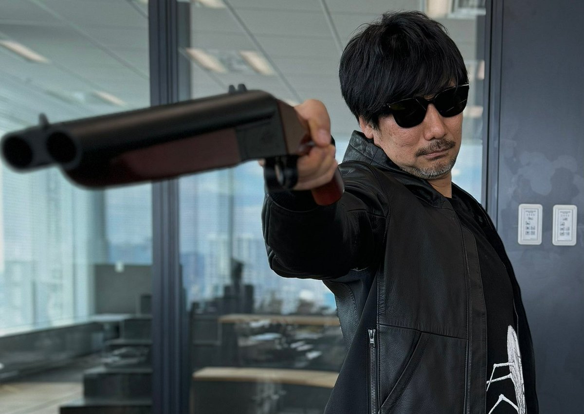 ItsAlastor's tweet photo. Hideo Kojima sobre o fim da produção de discos físicos para videogames:

“Como a produção vai terminar em 2028, isso é sobre videogames, mas eu cresci com mídia física, então acho isso realmente triste. Atualmente, tenho comprado muitos Blu-rays, como vários filmes, e também CDs.

A situação é diferente para jogos, porque eles são baixados para o disco rígido; isso significa que os dados do jogo ficam no seu próprio hardware. Porém, se no futuro as coisas mudarem para streaming, não será mais assim.

Com serviços de assinatura de streaming, como Netflix ou Amazon, existe algum servidor em algum lugar, e você basicamente tem o direito de ‘abrir a torneira’. Quando faz isso, os dados começam a fluir. É assim que os filmes funcionam nessas plataformas, certo? Você não baixa os dados; você acessa diretamente por meio de uma assinatura. E a consequência disso é que você não possui os dados de verdade.

Há empresas que são donas desses servidores e permitem que você ‘abra a torneira’ pagando uma mensalidade. Contudo, com países, política e diferentes formas de pensar, naturalmente é preciso considerar a possibilidade de que, se houver uma mudança, os dados que estão lá dentro deixem de ser distribuídos. E, se isso acontecer, você não vai conseguir assistir nem jogar os filmes e jogos que gosta.

Isso é o que é assustador.

Então, o que vai acontecer com videogames em 2028, talvez também aconteça com filmes. Eu gostaria que todo mundo mantivesse isso em mente.”

Tradução por @/Genki_JPN