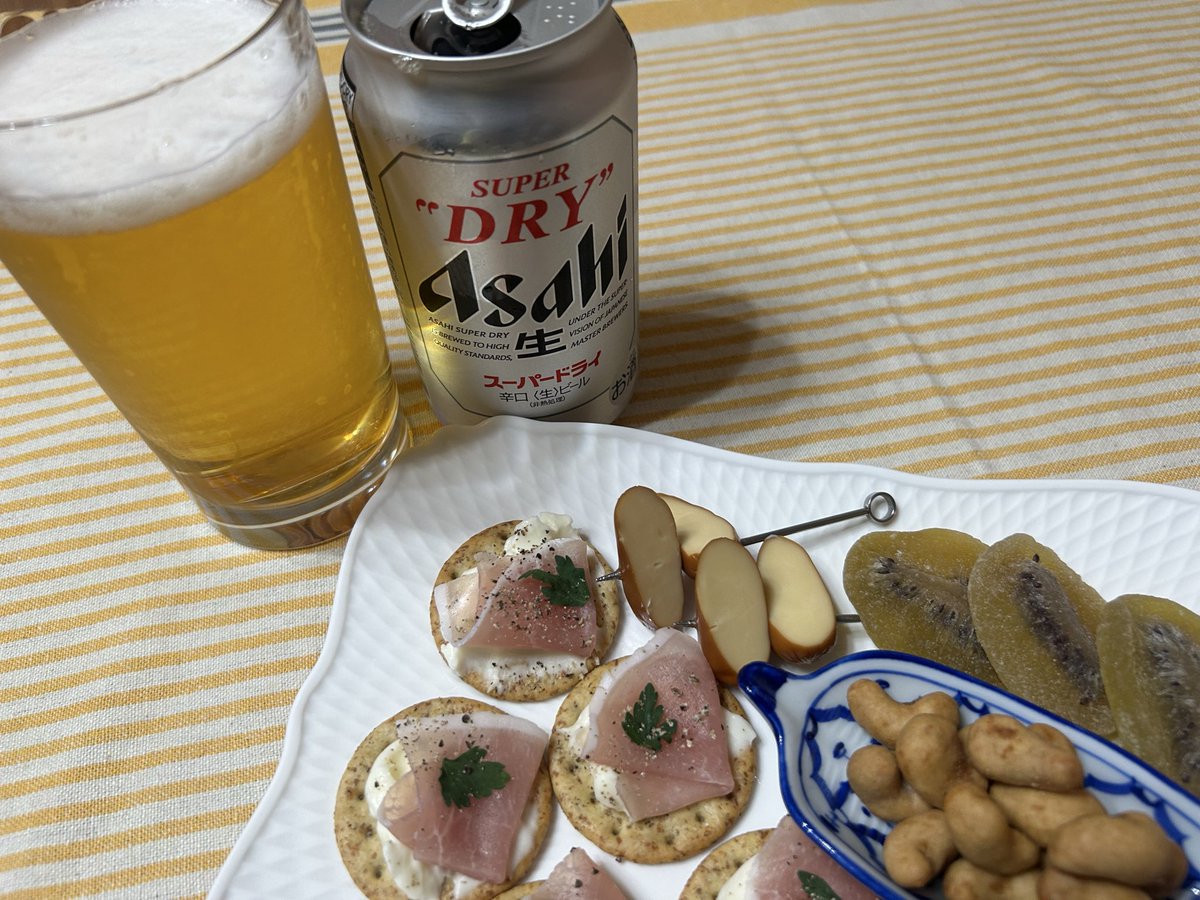 1963hana's tweet photo. 今夜美味しいお酒が飲めるのは、4球続いた変化球のあと、ストレートを狙いすましてレフトスタンドに運んだたまるのたまらん先制ホームランと、イニング間のベンチでも忙しそうだった日本語マスター助っ人右腕の日本球界キャリアハイに並ぶ今季7勝目のおかげです‼️
連敗を抜け出す快勝に、カンパーイ‼️ https://t.co/ce4KgP7jxq
