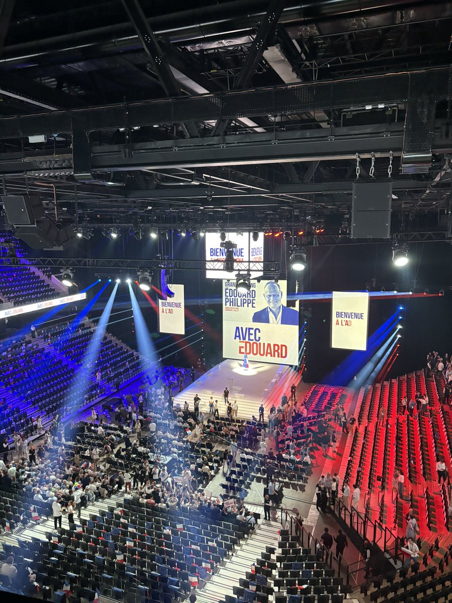 Hugo_Capelli's tweet photo. À 1 heure du meeting d’Edouard Philippe à l’Adidas Arena, ça commence à rentrer dans la salle. Le candidat du parti Horizons s’apprête à se livrer, parler de lui, son projet, devant ses partenaires en politique mais aussi devant ses proches : sa mère et sa femme seront là. @BFMTV https://t.co/miDF3Qxcj6