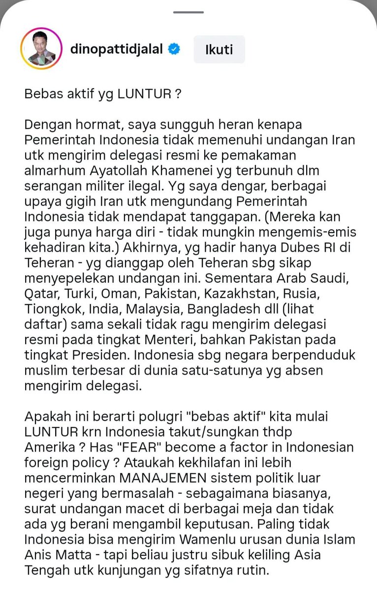 ubegebe1's tweet photo. Pak Dino keren. Apa yang jadi kegelisahan saya dan @orang_pesisiran disampaikan dengan jelas. Padahal Dino ini SMA dan S1nya di Amerika. Tapi dia relatif lebih berani ke Amerika. Wwkwkwkwkwkw https://t.co/fvDYnSVBcN