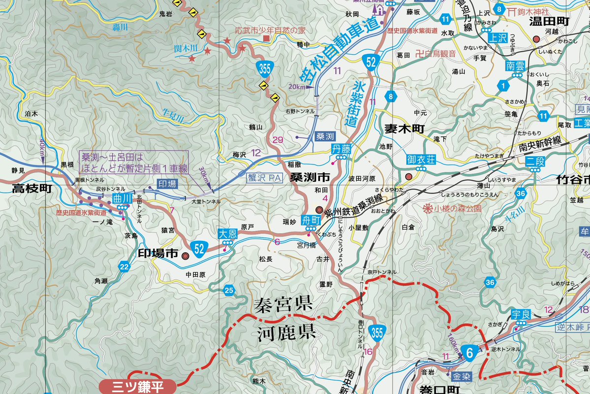_selfoss's tweet photo. 地形がわかりやすくなるように文字と記号、道路のレイヤーを非表示にしたのが一枚目。地理をどこかで勉強したわけでもないのでそれっぽく描くことしかできない等高線の表現も少しは上手くなったかな。
今回も再現したい風景を詰め込めるだけ詰め込んでみた。 https://t.co/Cm116KGK2q