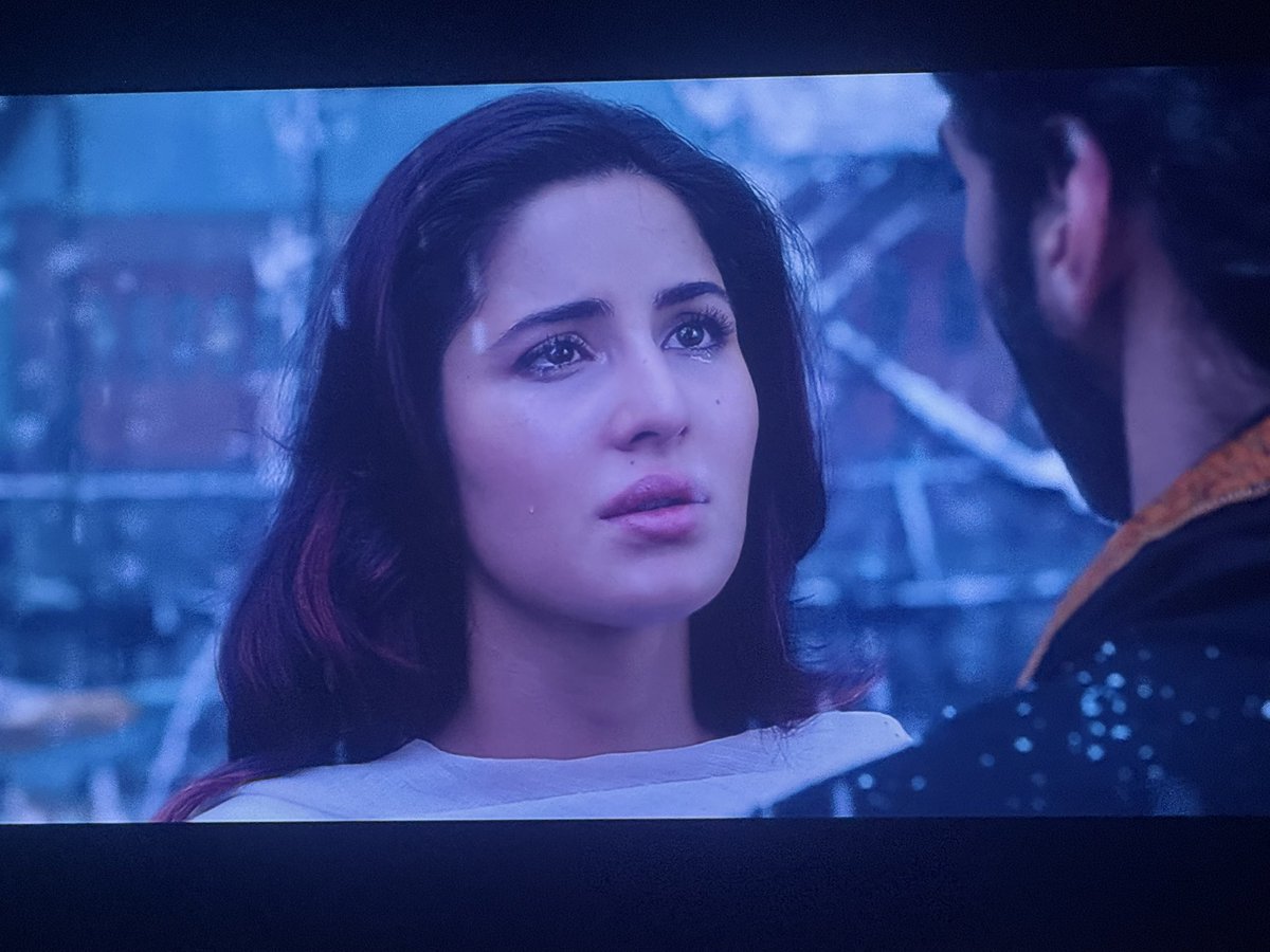 nakhrewaali_'s tweet photo. what a beautiful film; obsession, revenge, madness, true love, and an ending they both deserved. #fitoor https://t.co/iki0S1B1iF