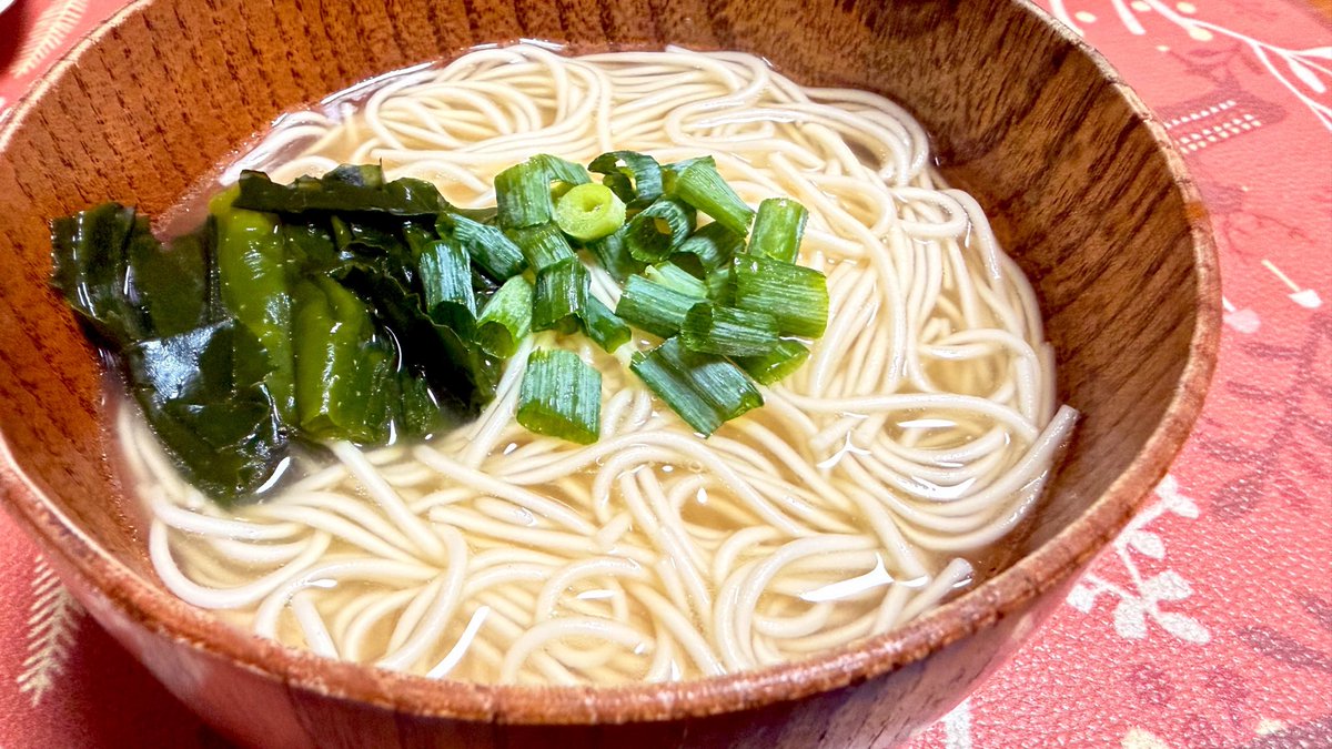 oomi_mio's tweet photo. 締めのそうめんが最高にうまい！
コラーゲンなのか、食べ終わった時のくちびるがパリパリする。
#大海家の食卓
#飯テロ https://t.co/uuBPhW3VWO