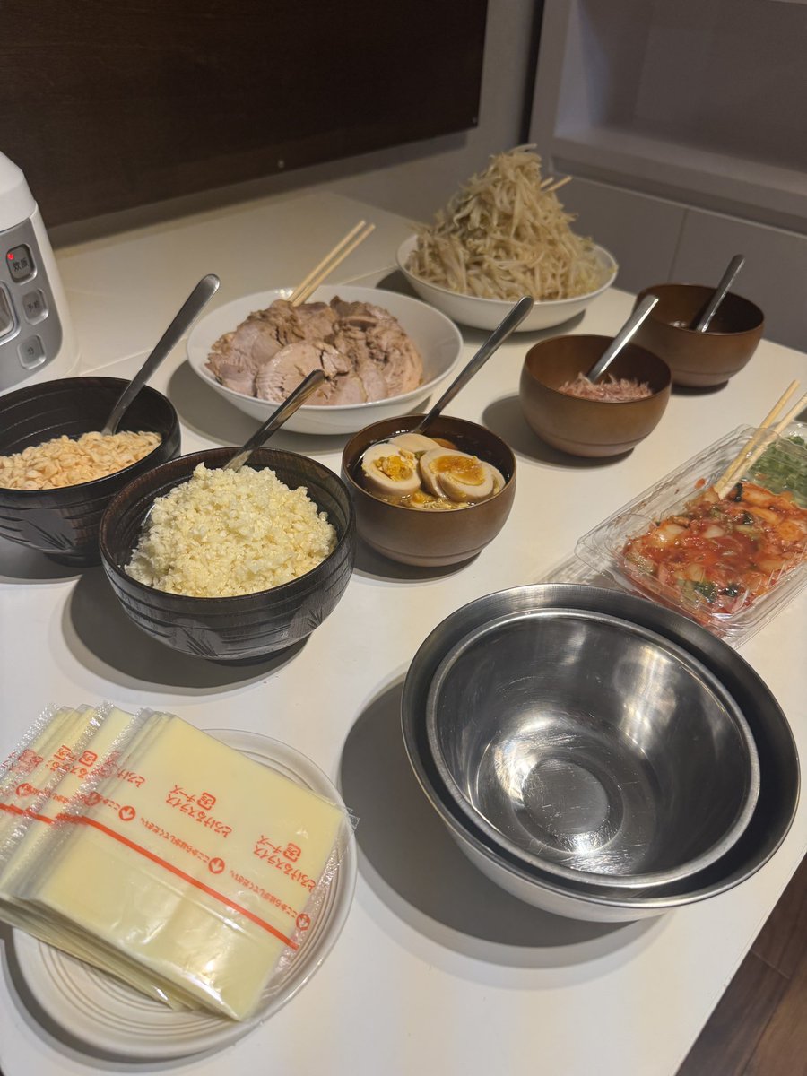 curious_it_boy's tweet photo. 先日友達とラーメン二郎会たるものを開催しました😊

目黒のラーメン二郎を鍋二郎で持ち帰り、そのままレンタルスペースへ💡

もやしを茹でたり、さまざまなトッピングを用意しました🍜

お好みでニンニクなどのトッピングもして完成です😎

いろんなアレンジができてとても楽しめました✨ https://t.co/jqd5cOFacd