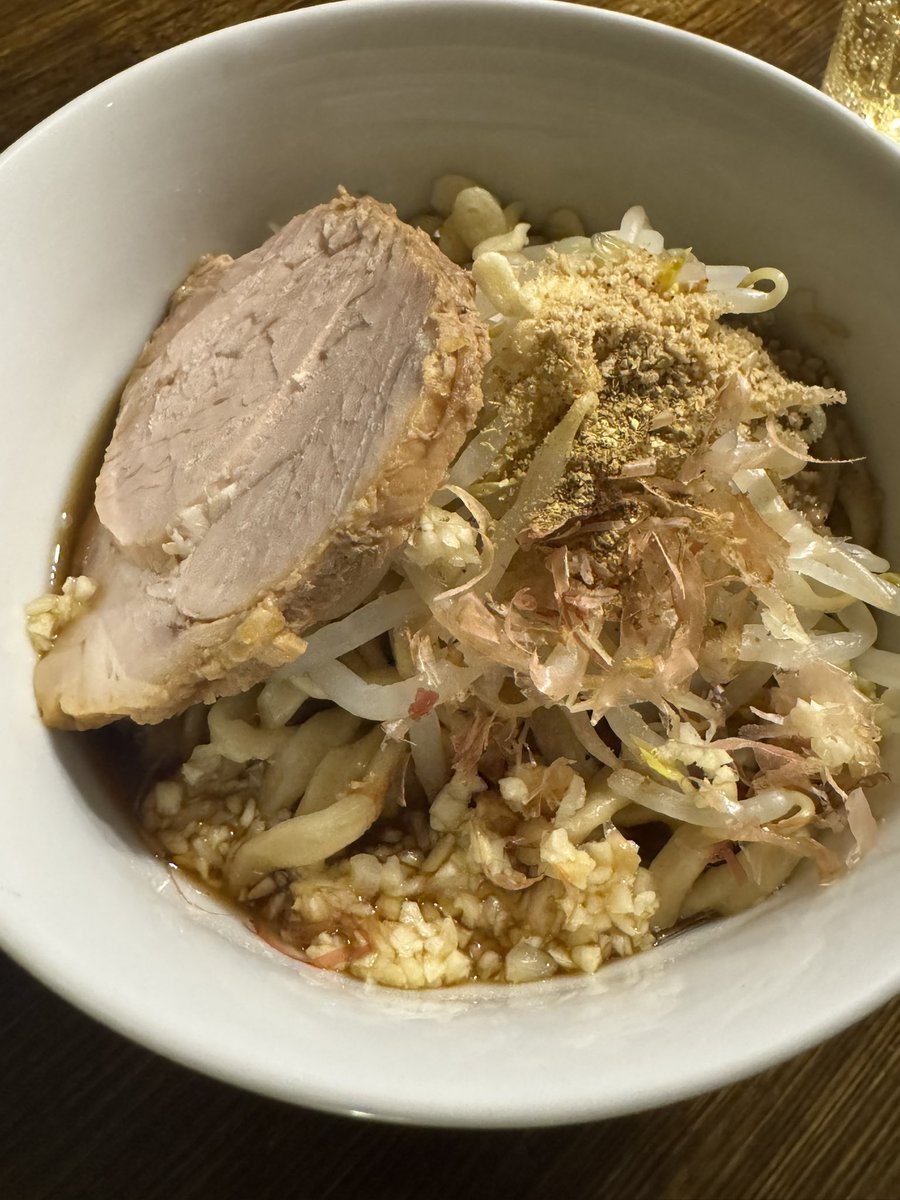 curious_it_boy's tweet photo. 先日友達とラーメン二郎会たるものを開催しました😊

目黒のラーメン二郎を鍋二郎で持ち帰り、そのままレンタルスペースへ💡

もやしを茹でたり、さまざまなトッピングを用意しました🍜

お好みでニンニクなどのトッピングもして完成です😎

いろんなアレンジができてとても楽しめました✨ https://t.co/jqd5cOFacd