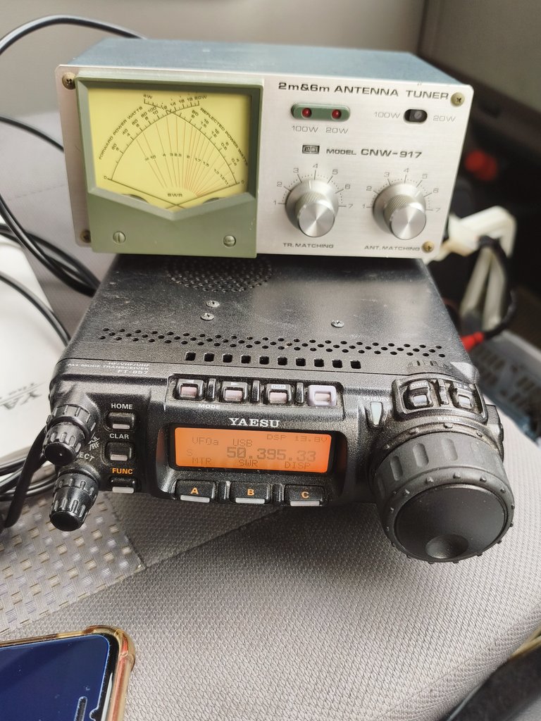 s_drive70s's tweet photo. 昼前にやっと雨が止んで、短時間だけ近所の駐車場からQRV。
6mバンドのみ、SWRが下がりにくく出力を20W未満に抑えての運用。
うねりの大きいフェージングの中、こちらからのCQは空振りでも、東北7エリアや北海道8エリアの局に応答、何とか交信成立！ https://t.co/AzmVHpk6YM
