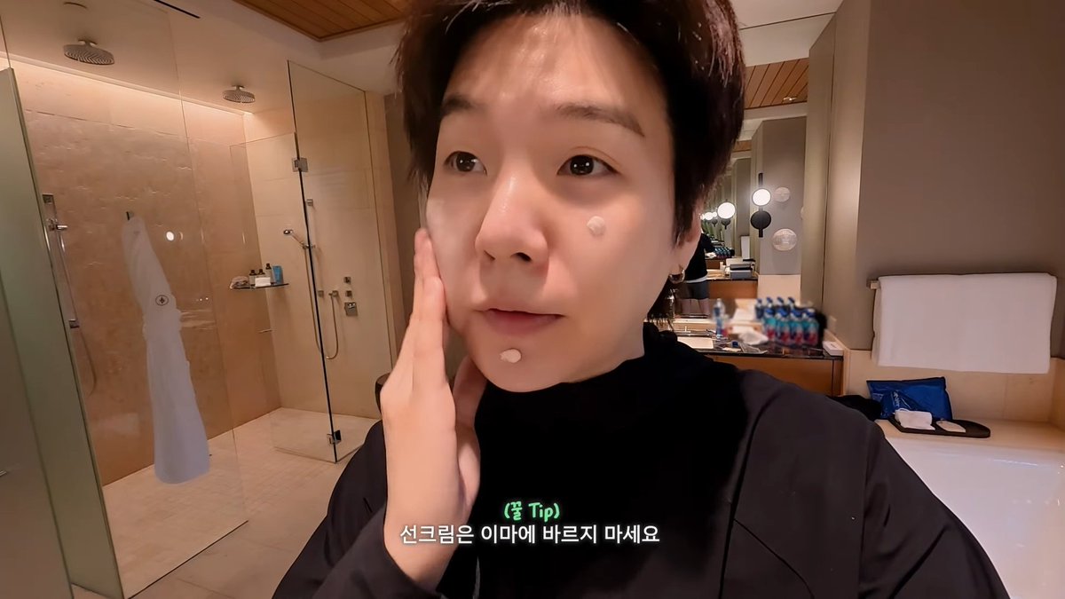 min39yk's tweet photo. 슈가 선크림 챱챱 컬렉터입니다
🐱야 자외선 차단하려면 이정도는 발라야 돼~ https://t.co/FHKFaBJp4e