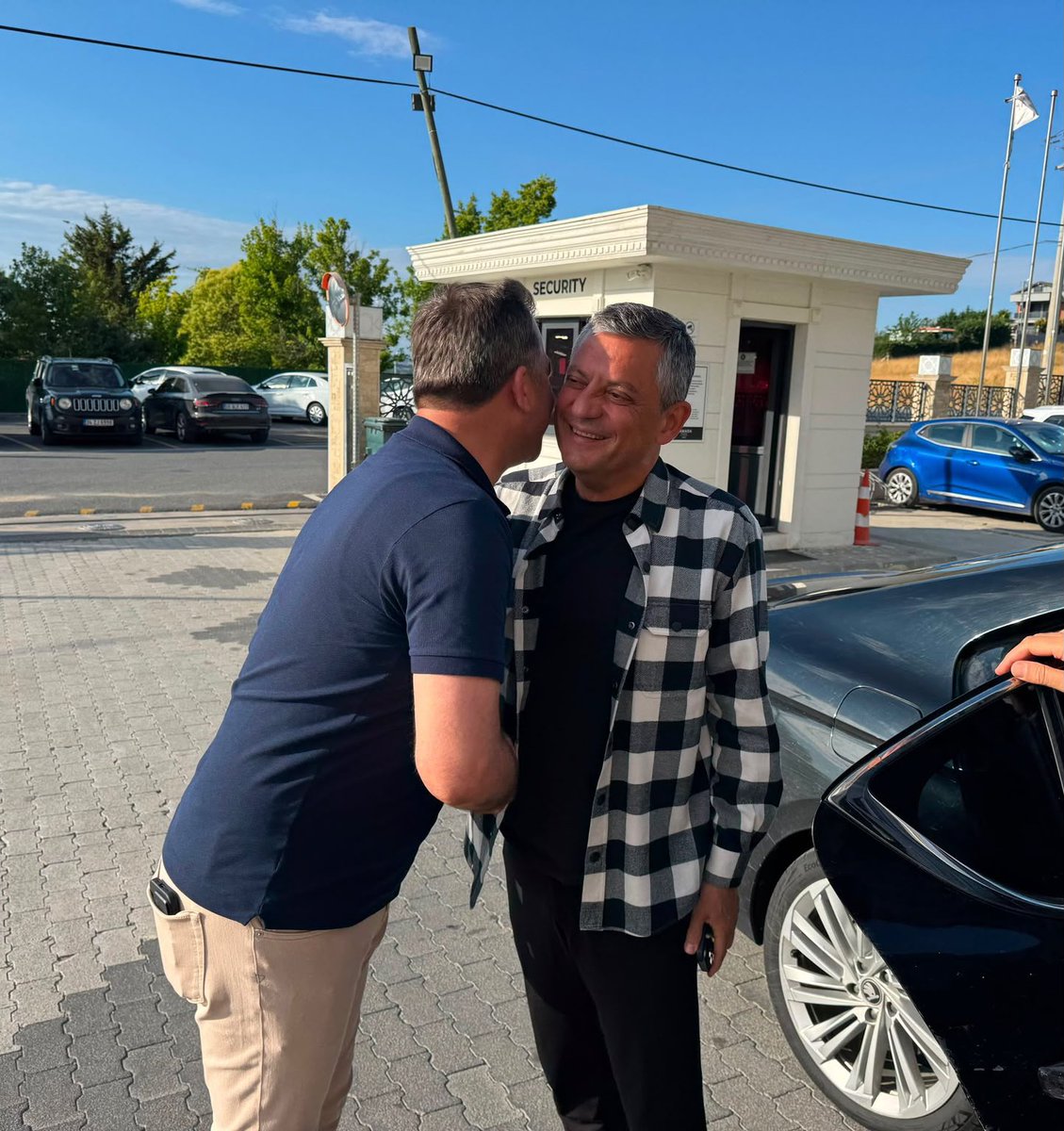 gundemio's tweet photo. Özgür Özel, oduncu gömleğiyle görüntülendi. https://t.co/D4b6vaYqeH