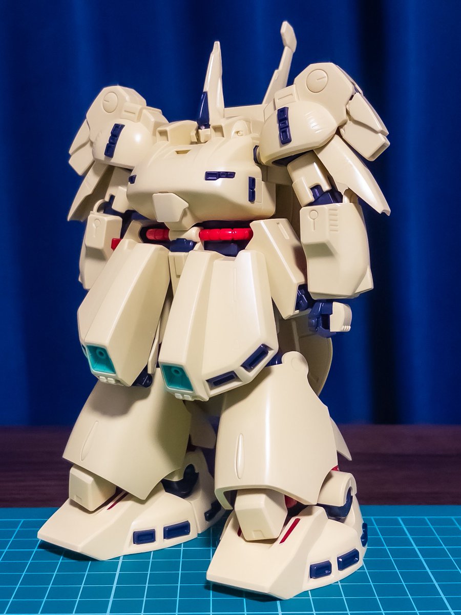 syunta__joker's tweet photo. HG ジ・オ 完成！
古いキットながらシールは足のラインくらいで割と色分けされてるし、なんと言ってもデカいから存在感があるわ
#ガンプラ https://t.co/4yUMtWFaMk