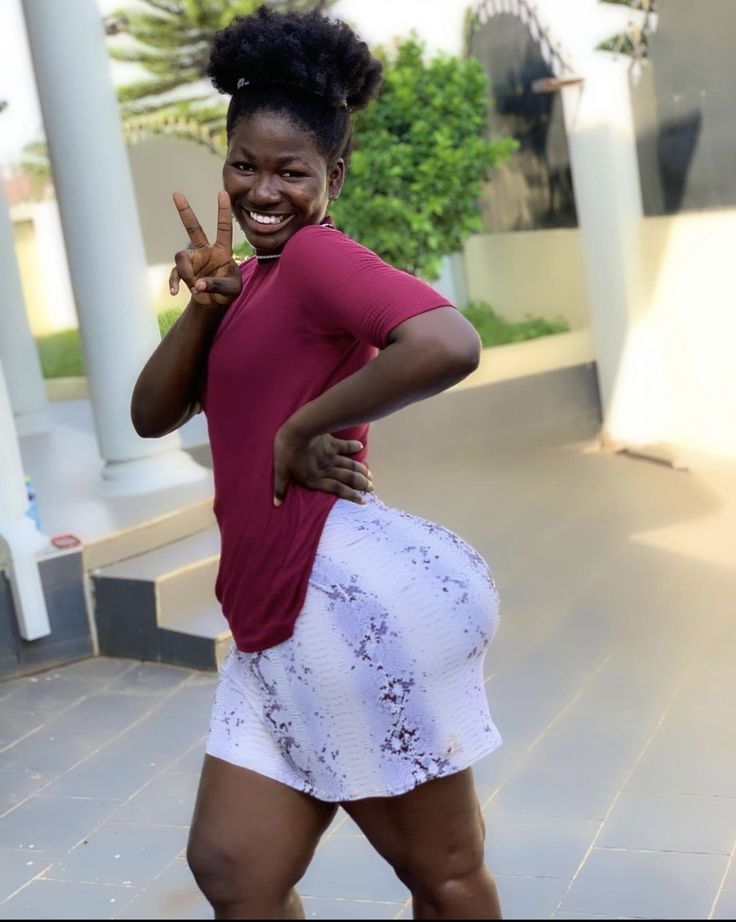 NDeus90963's tweet photo. This girl is looking for Job. https://t.co/Yg4VMDOdtF