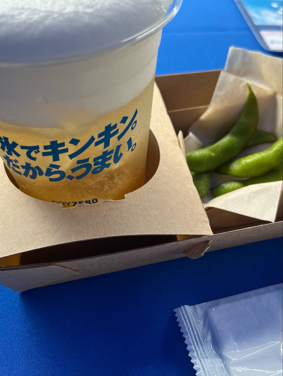yuccall's tweet photo. 有楽町のあたりに行ったら、配っていた上に200円でおつまみ付きだったからウッカリホイホイされてしまった。ノンアル否定派でも「ほんとにノンアル？」ってなる。あさひすーぱーどらい。 https://t.co/ZaMlJRjItz