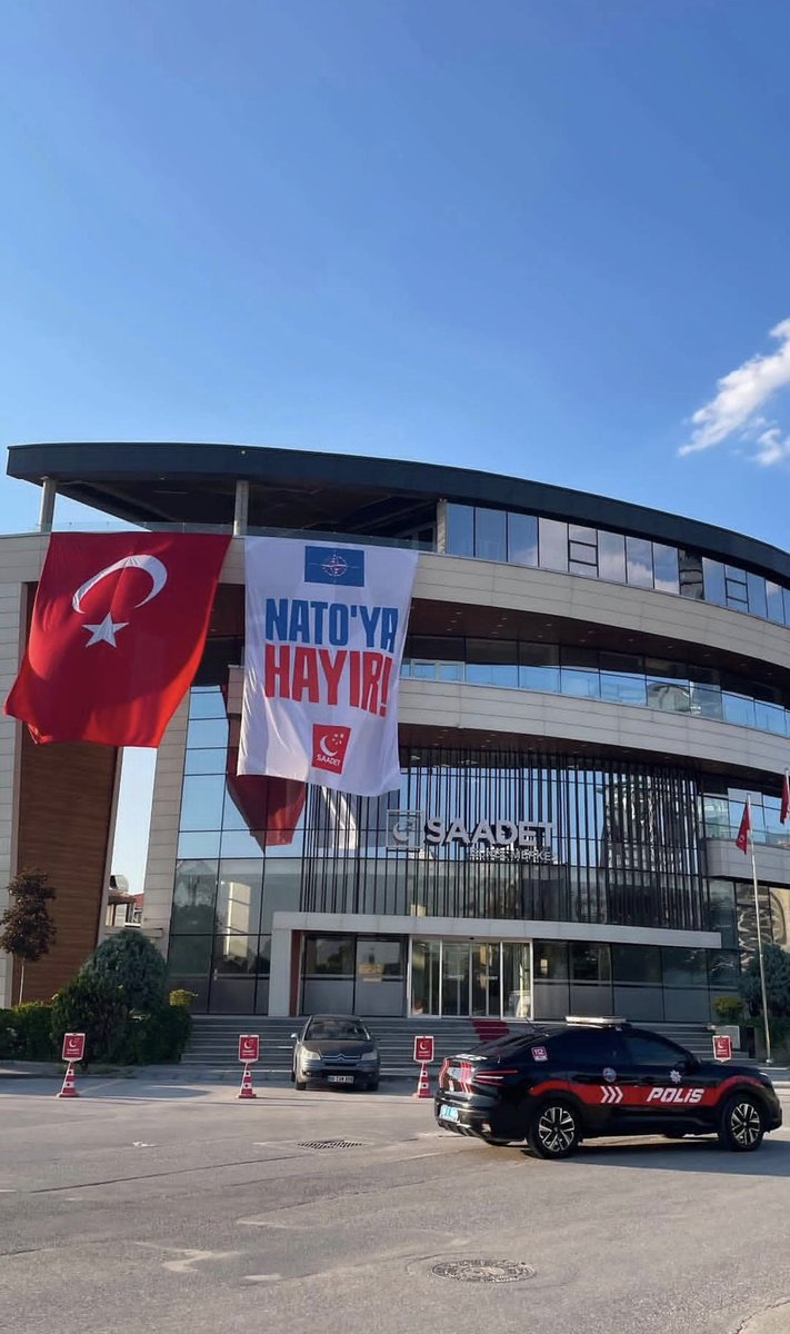 TalhaACARLIOGLU's tweet photo. Bir tarafta Amerikan taraftarları, diğer tarafta Osmanlı torunları. Tarafını artık seçmelisin. Ya ırkçı emperyalizmden yanasın ya da Milli Görüş’ten. https://t.co/OWKtouzVE1