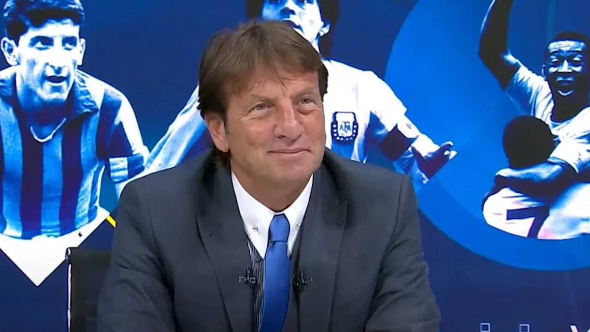 agacliyol_'s tweet photo. Kaya Çilingiroğlu: Daha lige başlamadan seyircinle kavga ediyorsun. Bilet fiyatları yüzünden atar gider yapıyorsun. 

Kapalı tribün ne demektir bilir misin?
Eski İnönü stadı, Kapalı Tribünü 8 bin kişiydi. Oraya girmek için taraftar değil, fanatik olman lazımdı. 

Kapalı ruhu öyle bir ruhtur. Şimdi Sayın Başkan Serdal Adalı çıkmış Kapalı ruhuna akıl veriyor. Kapalı ruhunu bilen insanlara sen akıl veremezsin Sayın Başkan, atar gider yapamazsın. 

Sen Beşiktaş Başkanı olarak ayrımcılık yapamazsın. Haklısındır bilet fiyatları bilmem ne falan ama söylemlerini çok dikkatli yapman lazım. Bu kafayla gidersen o kapalı, 6 ay sonra tenekeyle gönderir seni. Kapalı hiç bir şeye benzemez. Kapalı ruhu başka bir şeydir. 6 ay sonra istersen şampiyon ol, kapalı unutmaz Beşiktaş unutmaz.