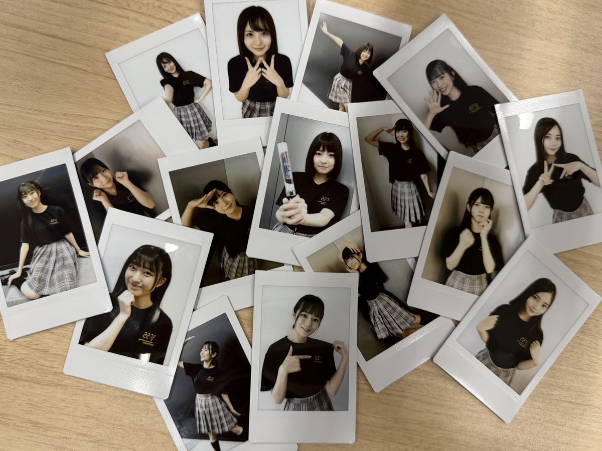 227_staff's tweet photo. 🖤『定期公演 #ナナニジライブ2026 Final 開催記念』🪽
＼オリジナル特典付き24時間カート／

販売スタート📣✨ご購入はこちら👇🏻
🔗 https://t.co/YF23FxAwX8

定期公演Finalの撮り下ろし写真や、オンライン特典会当日に撮影した限定チェキなど、ここでしか手に入らないラインナップになっています📸✨

ブロマイドのステージ上集合写真とオンライン特典会限定チェキのサンプル画像を公開🫶🏻
ぜひチェックしてください！

#ナナニジ #ナナニジ3rd