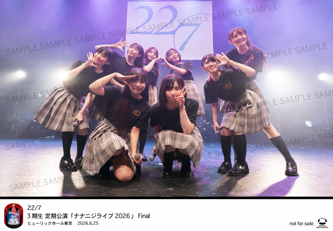 227_staff's tweet photo. 🖤『定期公演 #ナナニジライブ2026 Final 開催記念』🪽
＼オリジナル特典付き24時間カート／

販売スタート📣✨ご購入はこちら👇🏻
🔗 https://t.co/YF23FxAwX8

定期公演Finalの撮り下ろし写真や、オンライン特典会当日に撮影した限定チェキなど、ここでしか手に入らないラインナップになっています📸✨

ブロマイドのステージ上集合写真とオンライン特典会限定チェキのサンプル画像を公開🫶🏻
ぜひチェックしてください！

#ナナニジ #ナナニジ3rd