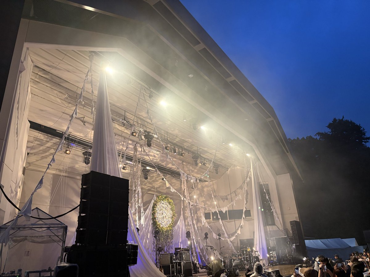 Motoshi's tweet photo. リーガルリリー
「Midsummer」
始まりの「うつくしいひと」(反則だよ)で雨がやみ、スタート。
本当にうつくしいひとは反則です。待ちに待っていた曲。
泣きました。

いいライブは多いけど、泣けるライブは数えるほどしかない。

リーガルリリーはそんなバンドですよ。 https://t.co/nANPkvCGya