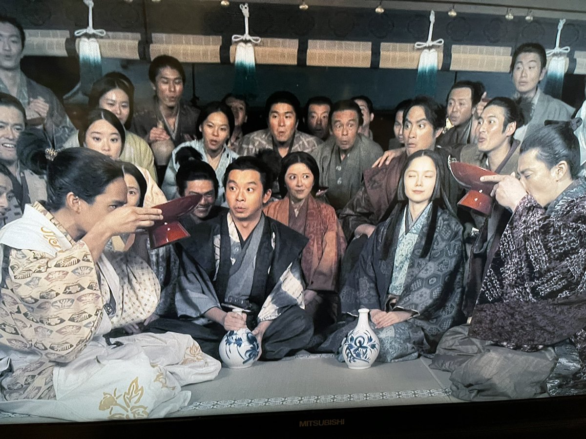 yattis4's tweet photo. 貧乏徳利というのは、酒を掛けかうから、口が玉縁で、縄つけてかつたから、明治ころの伊万里で、天正にはありえない。 https://t.co/YmH1YMcRwS