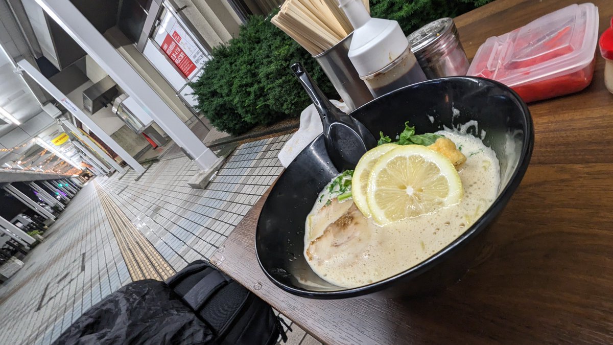 Rear_Wing's tweet photo. お夕飯は屋台ラーメン🍜
アッサリ豚骨にレモンを絞って頂いちゃう🍋 https://t.co/rVHhtavxQA