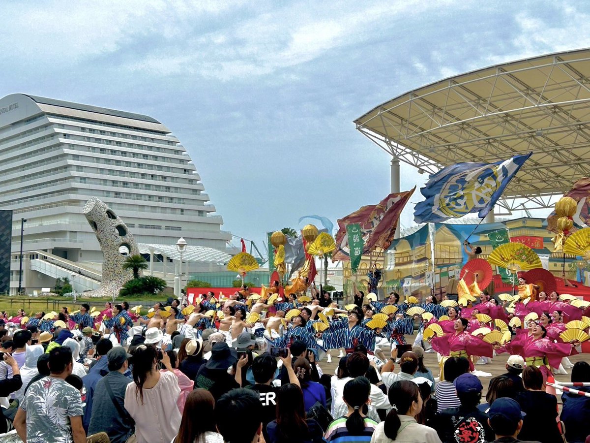 4351Kazamidori's tweet photo. 【御礼】

昨日開催されたSailing KOBEにて、審査員特別賞を受賞しました。

このメンバーで「湯、巡りて」を届けられたこと、そしてたくさんの応援の中で演舞できたことに感謝しています🐔✨

会場で #かざみどりコール 、温かい声援を送ってくださった皆さま、本当にありがとうございました。
私たちの大きな力になりました🌞

また、素敵なお祭りを開催・運営してくださった関係者の皆さまにも、心より感謝申し上げます。

この経験を糧に、次はどまつりへ。
さらに磨きをかけた「湯、巡りて」で挑みます♨️🔥

どまつりの踊り子・スタッフはまだまだ募集中🌠
ぜひ！かざみどりで一緒に踊りましょう🤩

#よさこいチームかざみどり #SailingKOBE