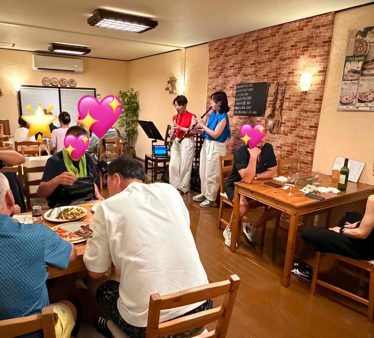 teniralc7's tweet photo. 7/3横須賀の池上にて 北爪さんと2人コンサートDAYでした✨

人生初　一日で4公演させて頂きました😆
会場の方もお客様も優しい温かい方ばかり。。本当良い思い出になりました。
ありがとうございました！

１枚目は妙蔵寺本堂にて。とってもお気に入りの写真です📸 https://t.co/wVi2A8wOqa