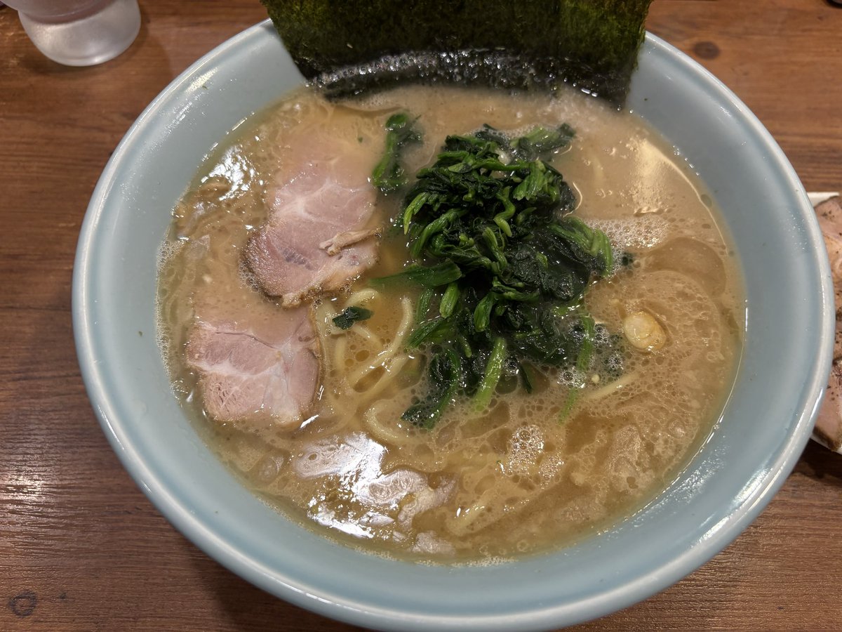 Chucky_0220's tweet photo. 元喜家 富山店　チャーシュー麺　大餃子

塩分は抑えめ
でもしっかり出汁が取られてて物足りなさを感じさせない美味しいスープ
富山に家系が増えたけど個性があるから、どの店にも行きたくなっちゃう
初めて注文した大餃子は具がぎっちりで贅沢
お腹いっぱい

ごちそうさまでした！ https://t.co/1XVxueaELh