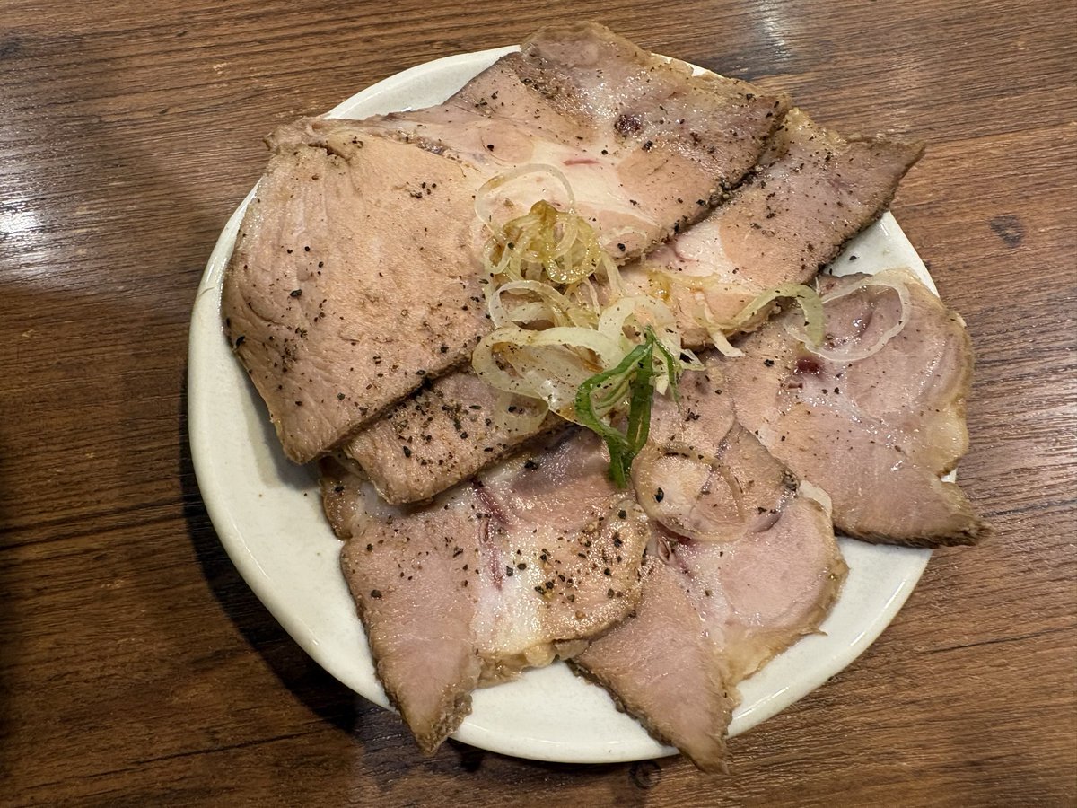 Chucky_0220's tweet photo. 元喜家 富山店　チャーシュー麺　大餃子

塩分は抑えめ
でもしっかり出汁が取られてて物足りなさを感じさせない美味しいスープ
富山に家系が増えたけど個性があるから、どの店にも行きたくなっちゃう
初めて注文した大餃子は具がぎっちりで贅沢
お腹いっぱい

ごちそうさまでした！ https://t.co/1XVxueaELh