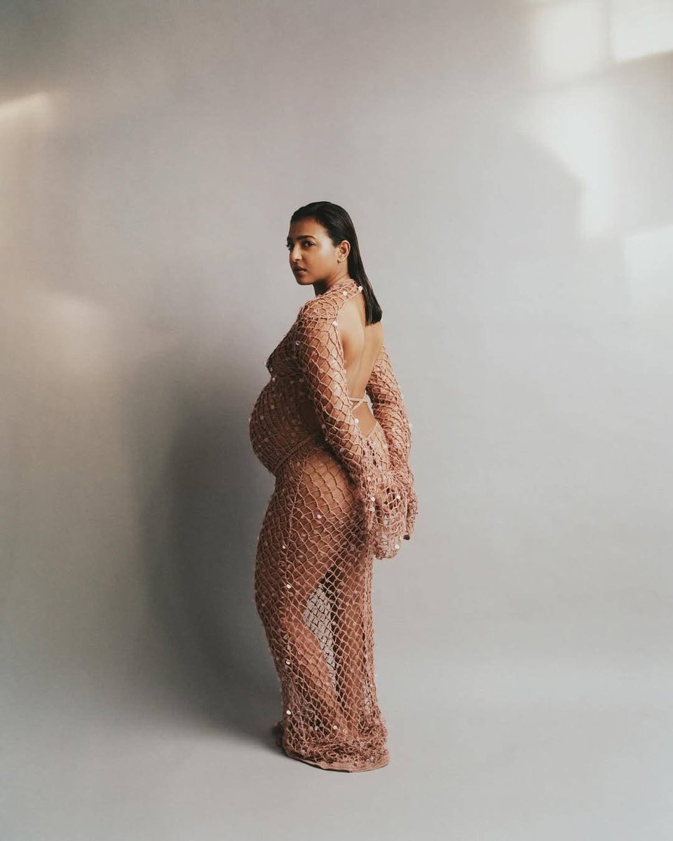 Manushyan_offcl's tweet photo. Radhika Apte Stuns as She Shows Off Her Baby Bump in a Gorgeous Maternity Shoot. https://t.co/Ic7jqR6oG7