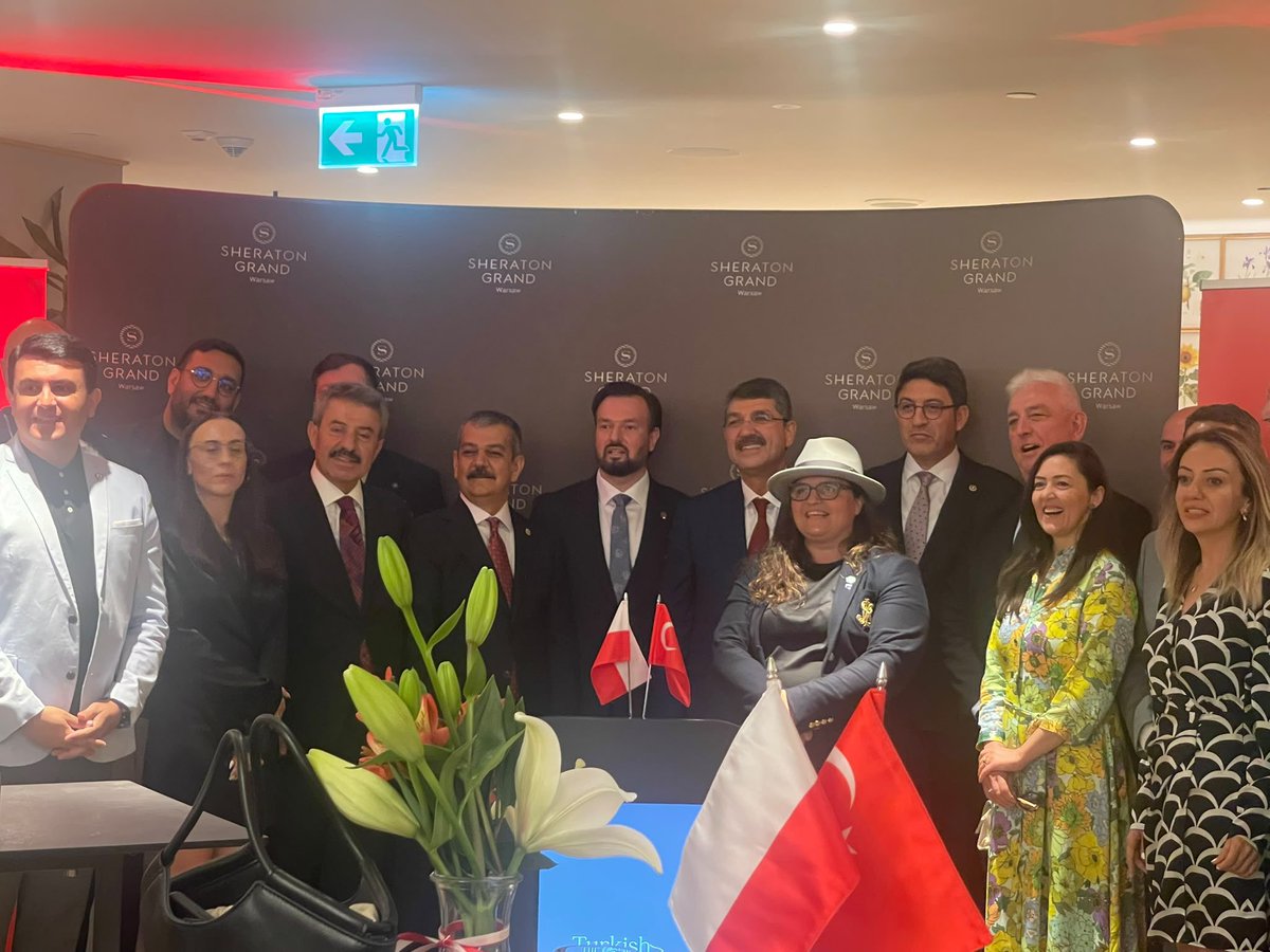 fnasiroglu's tweet photo. 📍Varşova | Polonya

Varşova, Polonya'daki Türk ve Polonyalı iş insanları ile çok sayıda ticaret odasının temsilcisiyle Türk iş insanı Sayın Mehmet Göktürk İplikçioğlu'nun ev sahipliğinde bir araya geldik.

Toplantıda, Türkiye ile Polonya arasındaki ticari iş birliği, Türk ve Polonyalı iş insanlarının ortak çalışmaları ve iki ülke arasındaki ekonomik ilişkilerin daha da geliştirilmesine yönelik değerlendirmelerde bulunduk. 

Polonya'da faaliyet gösteren Türk ve Polonyalı iş insanlarımızın ortaya koyduğu iş birliği ve ortak çalışma kültürü bizleri memnun etti.

Etkinliğin organizasyonunda emeği geçen Sayın Mehmet Göktürk İplikçioğlu'na ve TURKPOL Derneği'ne desteklerinden dolayı teşekkür ediyor; yürüttükleri başarılı çalışmaların Türkiye ile Polonya arasındaki ticaret hacminin artmasına ve ekonomik ilişkilerin daha da güçlenmesine önemli katkılar sağlamasını temenni ediyoruz.

@RTErdogan @hasandogan @Turkpolassociat