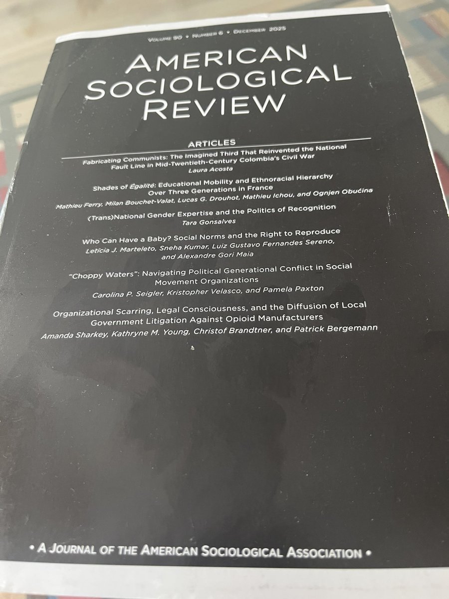 MajoAlRiv's tweet photo. Pocas colombianas han publicado en la ASR, la rev más importante de Sociología @lauraacostag es una. Felicitaciones! . ¿Cómo pasamos de una guerra civil de conservadores contra liberales a una guerra de todos contra los comunistas? (Que aún sigue!) 🔥 https://t.co/9jtYgerXVn