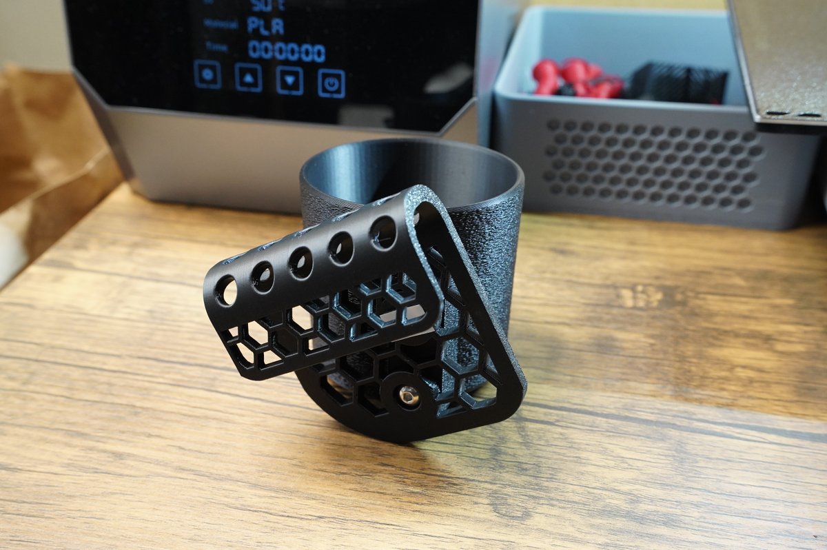 marehima_twitch's tweet photo. 新型フェアレディZ（RZ34）用カップホルダー、正式に出品しました。
きっかけはZ34用を買ってくださったRZ34オーナーさんからの「新型にも欲しい」の一言。実車データと装着写真をご提供いただき、複数台での装着確認を経て製品化できました。
エアコン吹き出し口を塞がない専用設計です。 https://t.co/YU2HJiIk9D