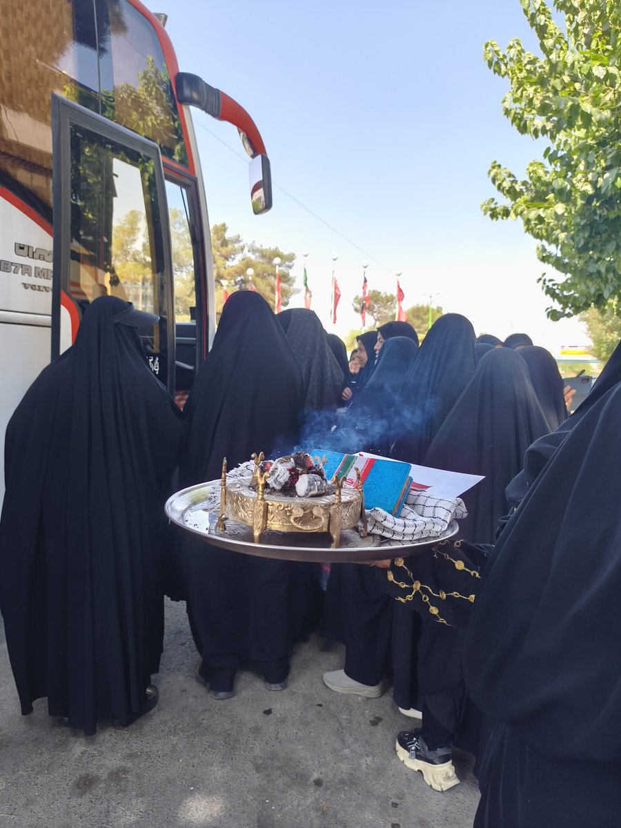 fatemealaviasl's tweet photo. منم با افتخار دارم  از اصفهان میرم مراسم تشییع عالم مجتهد ،سیاستمدار ، فیلسوف و مجاهدو رهبر انسان های آزاده ی دنیا  آیت الله خامنه ای که خدا لطف کرد و توفیق بهم داد . 
#حی_علی_التهران https://t.co/ZBcdAydJjI
